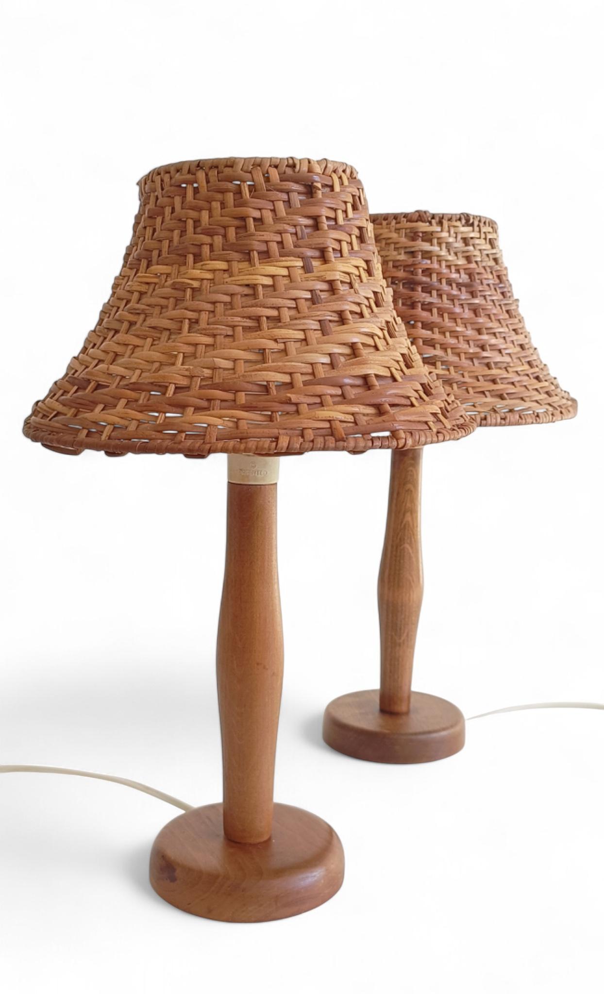 Paire de lampes de table en pin suédois des années 1960 par Ikea - Mid-Century Organic Modern Excellent état - En vente à Valencia, VC