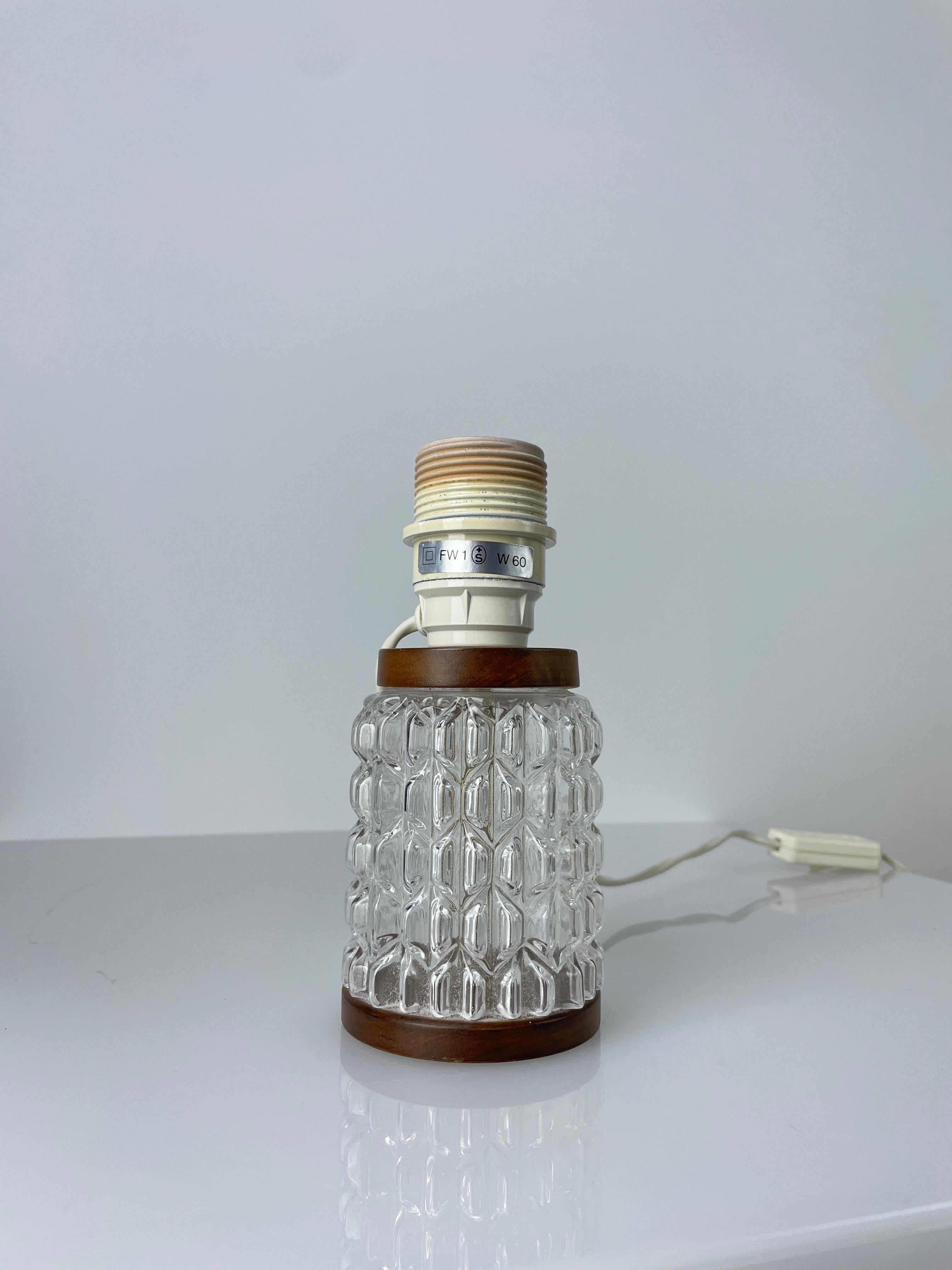Synthétique Paire de lampes de table de chevet suisses des années 1960 en vente