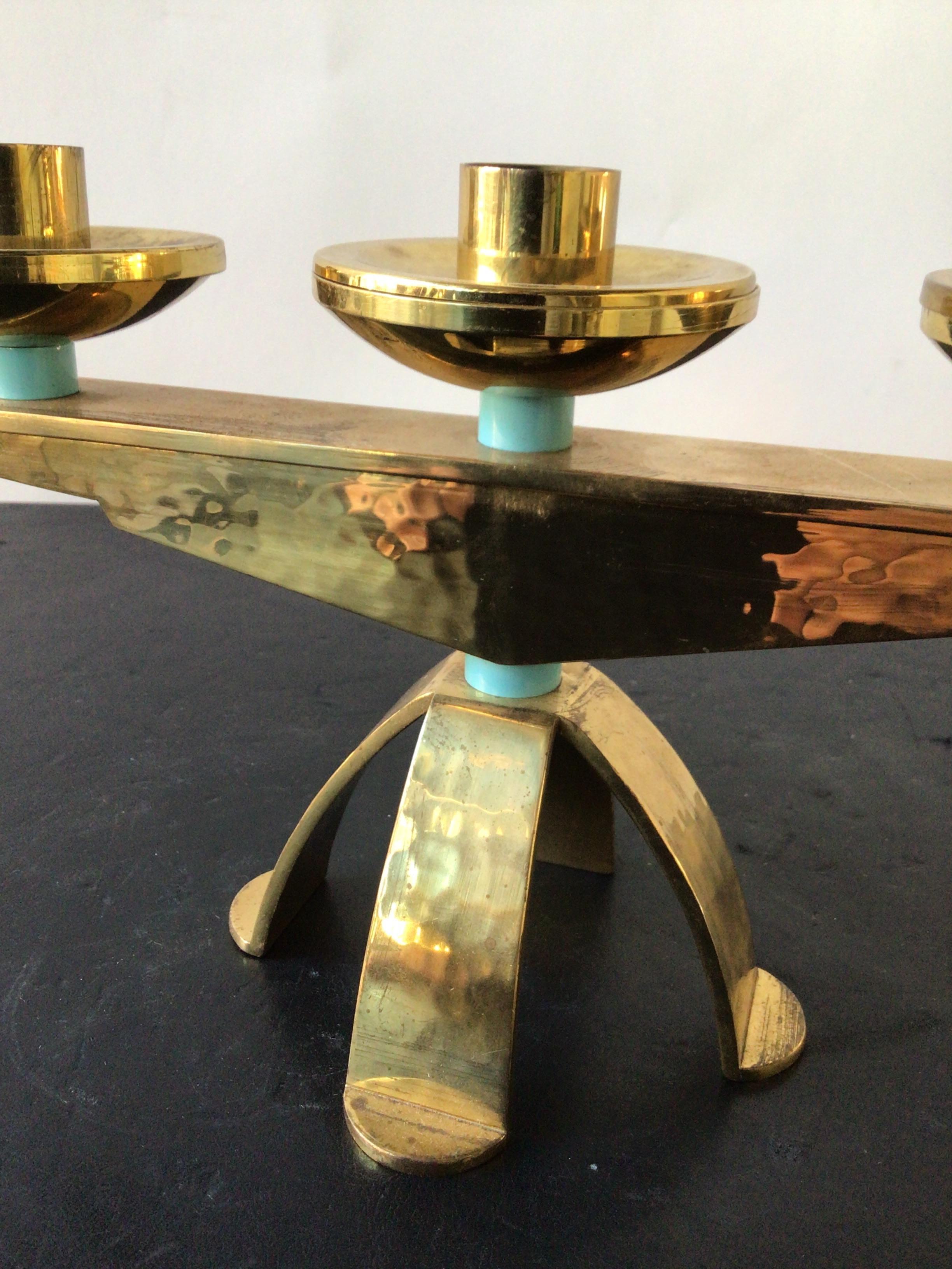 Coppia di candelieri svizzeri in ottone martellato a mano del 1960 in vendita 3