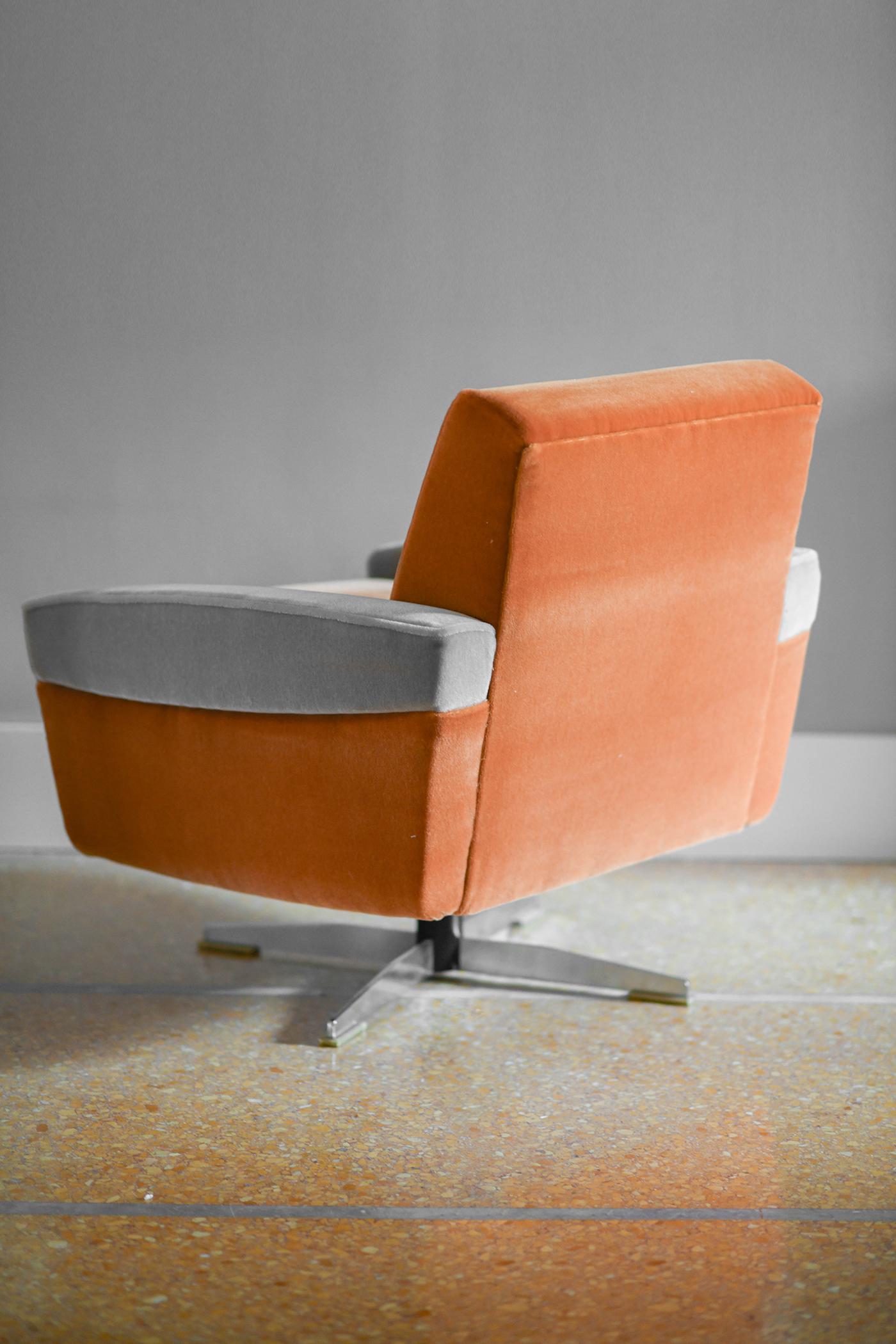 Paire de fauteuils pivotants des années 1960 recouverts de tissu Dedar en vente 4