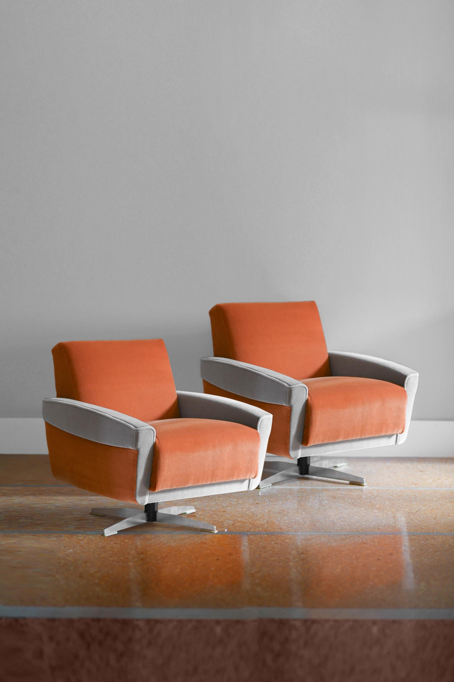 Paire de fauteuils pivotants des années 1960 recouverts de tissu Dedar
Dimensions du fauteuil simple : 75 L x 77 H x 75 D cm
Vendu par lot de 2.