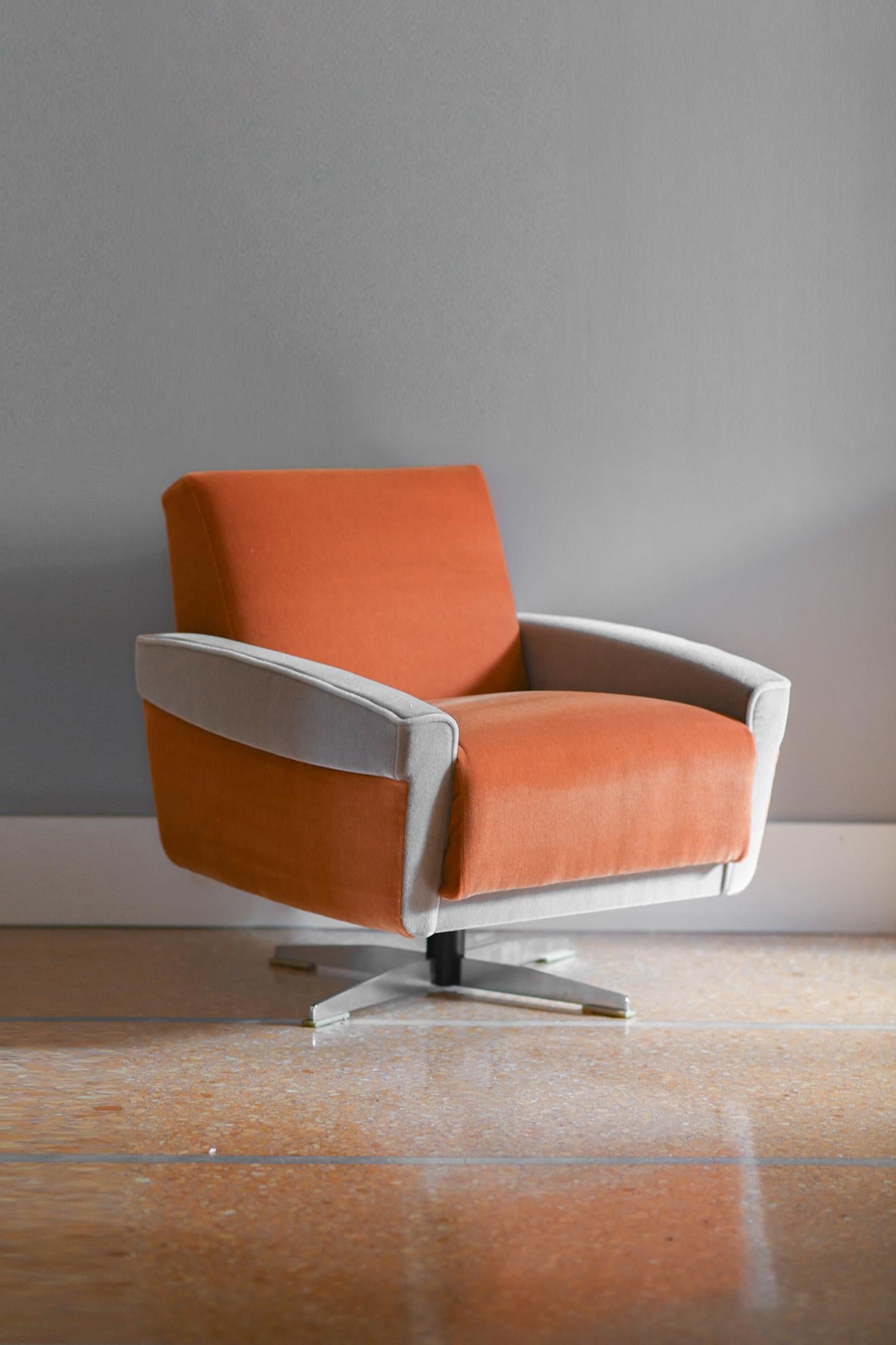 italien Paire de fauteuils pivotants des années 1960 recouverts de tissu Dedar en vente