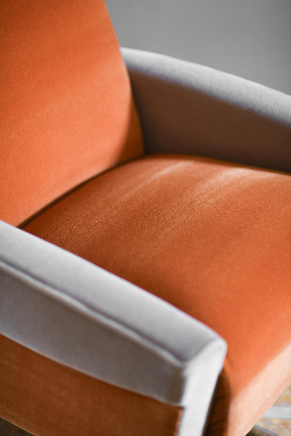 Milieu du XXe siècle Paire de fauteuils pivotants des années 1960 recouverts de tissu Dedar en vente