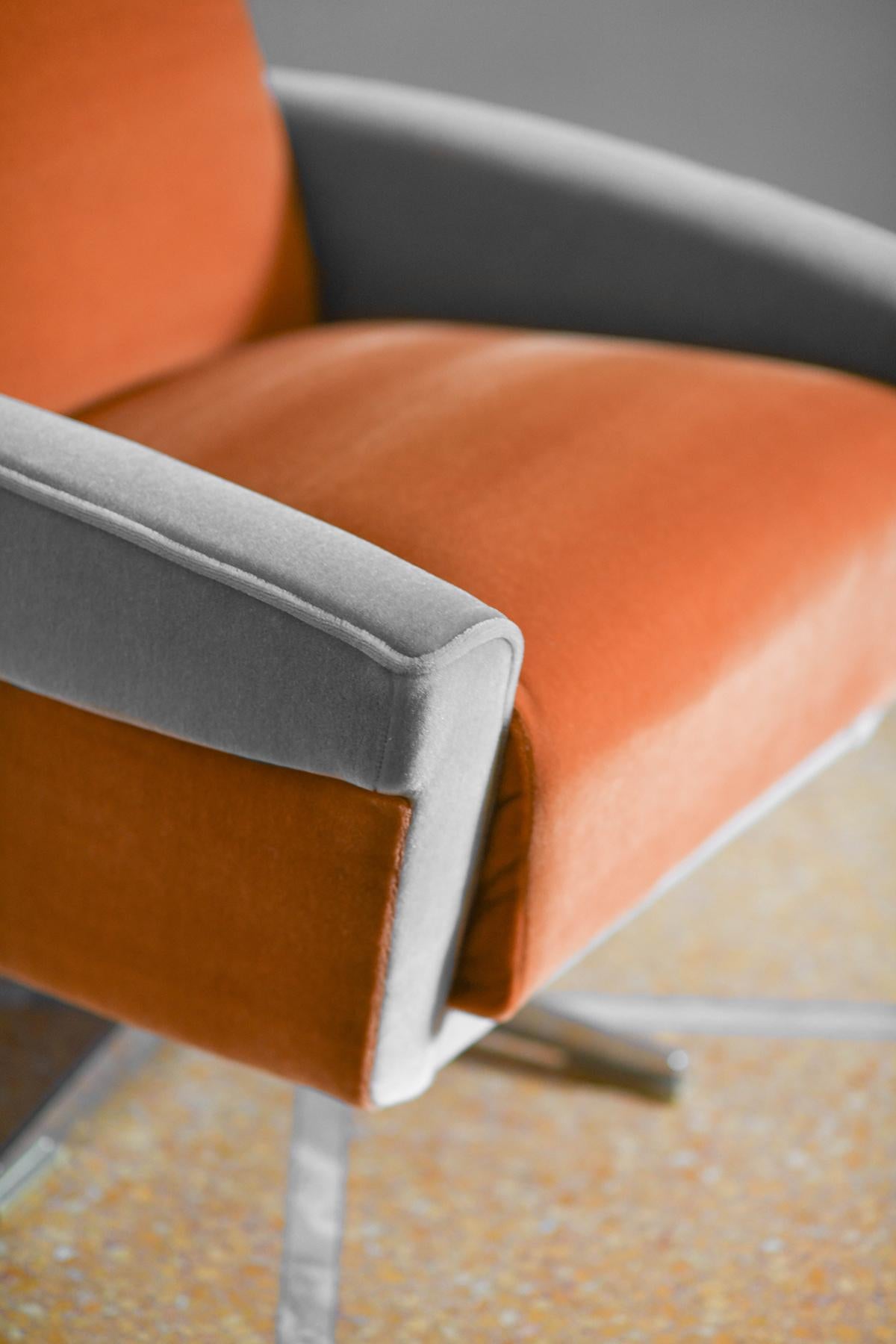 Paire de fauteuils pivotants des années 1960 recouverts de tissu Dedar en vente 2