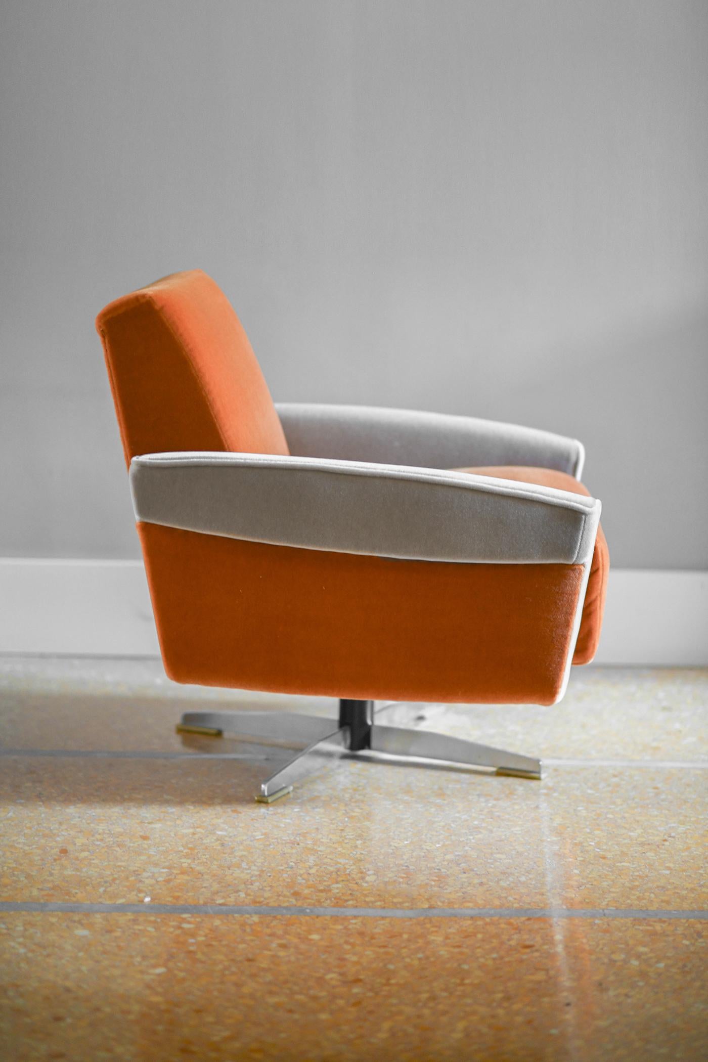 Paire de fauteuils pivotants des années 1960 recouverts de tissu Dedar en vente 3