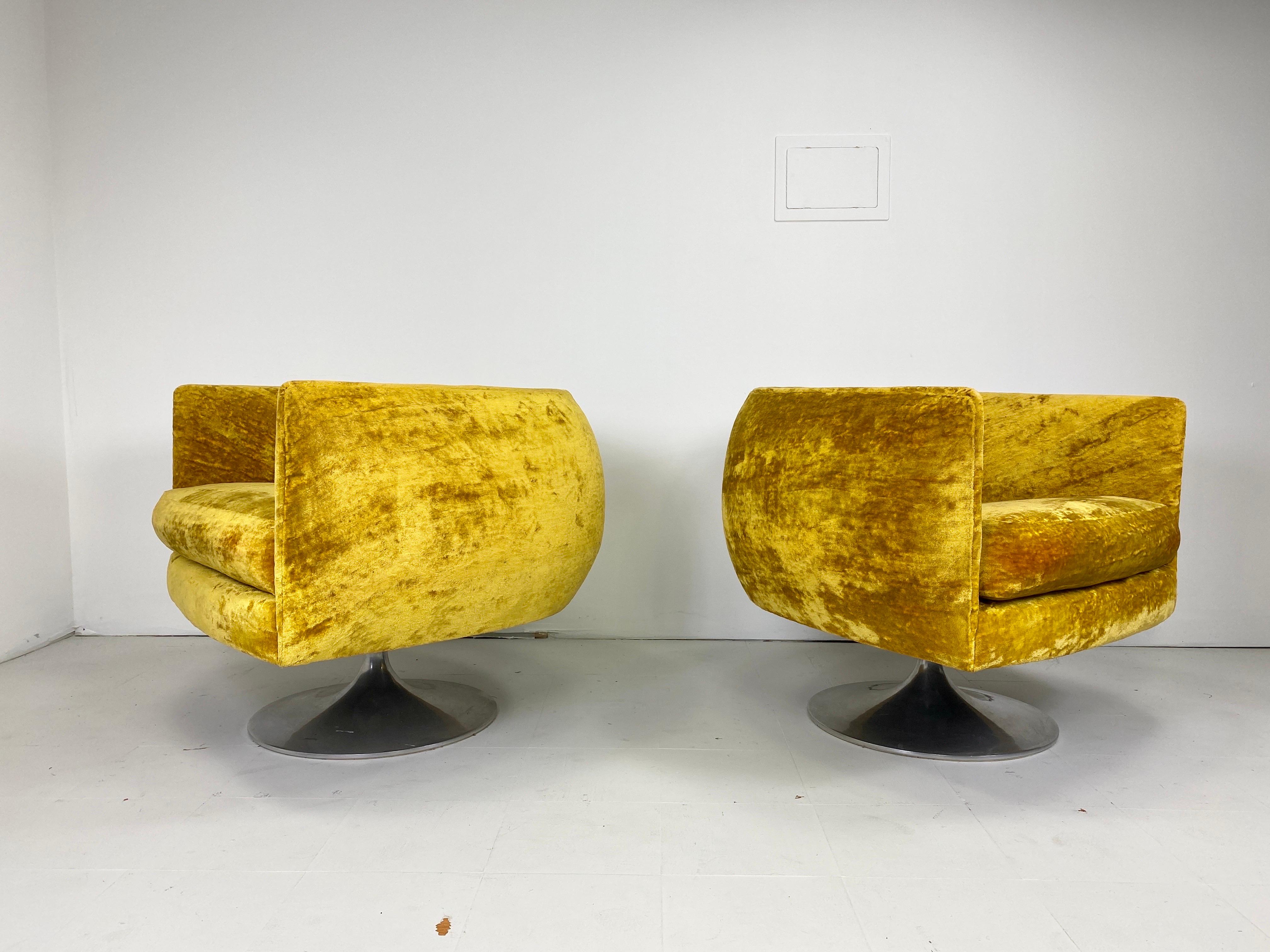 Mid-Century Modern Pair Of 1960's Swivel Lounge Chairs