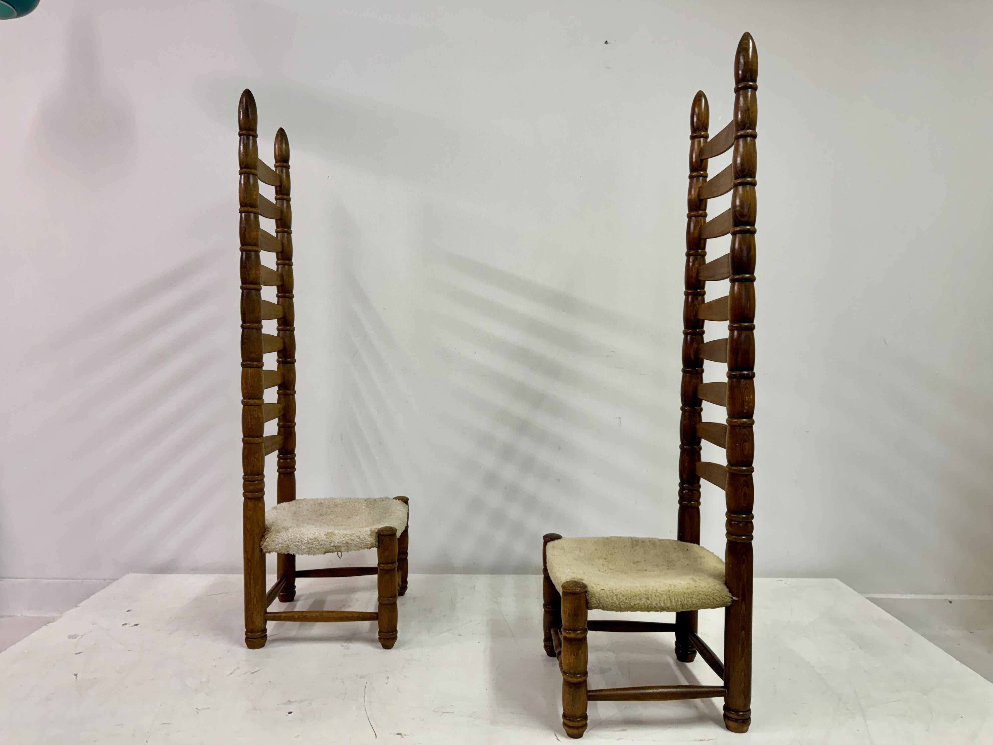 Paar hohe Stühle mit Leiterlehne aus den 1960er Jahren (Eichenholz) im Angebot