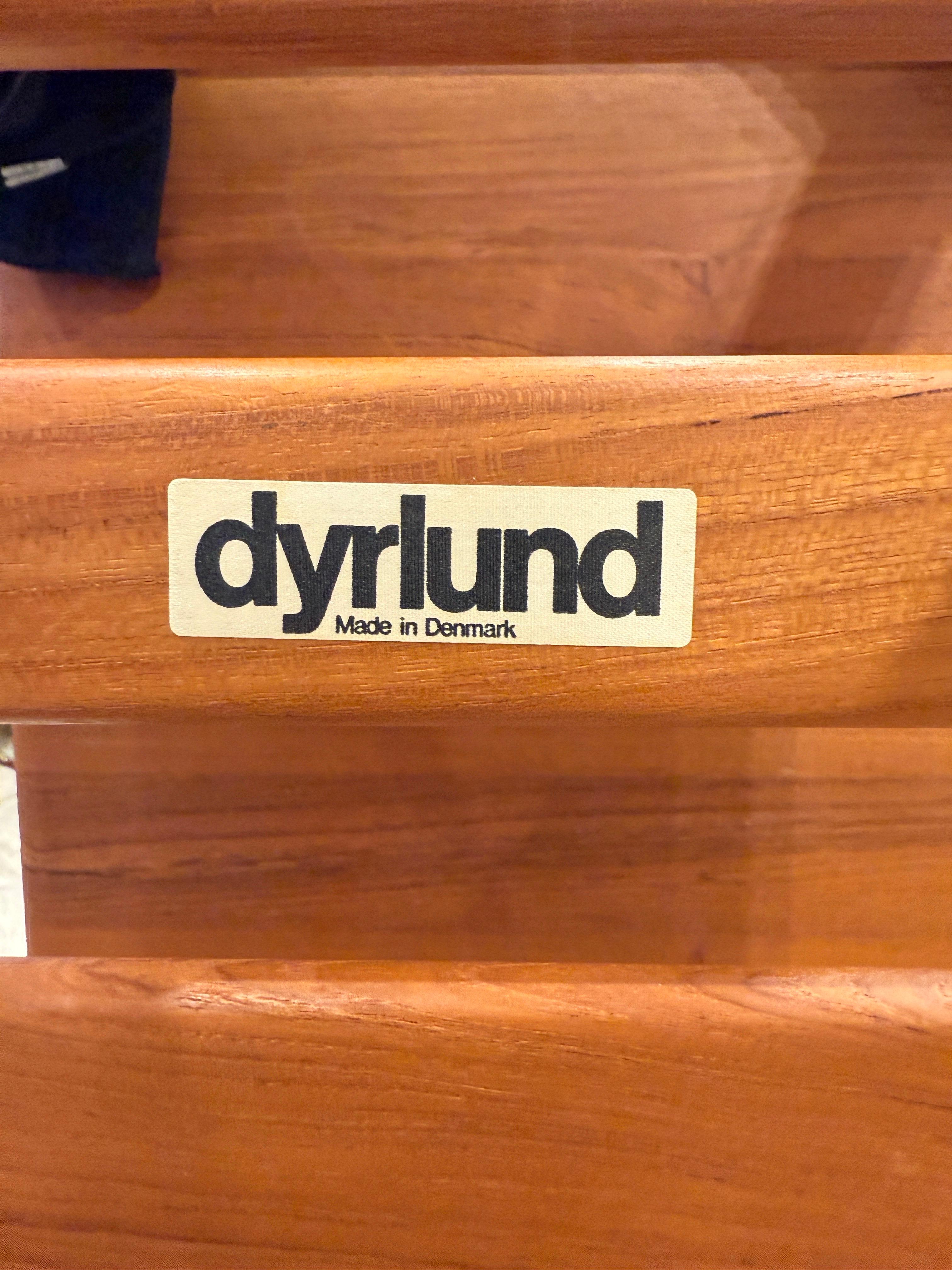 Diese fantastischen dänischen Teakholz-Tische aus den 1960er Jahren haben ein Wasserfall-Design und eine untere Ablage mit Lattenrost.  Etikettiert und in wunderschönem Vintage-Zustand.