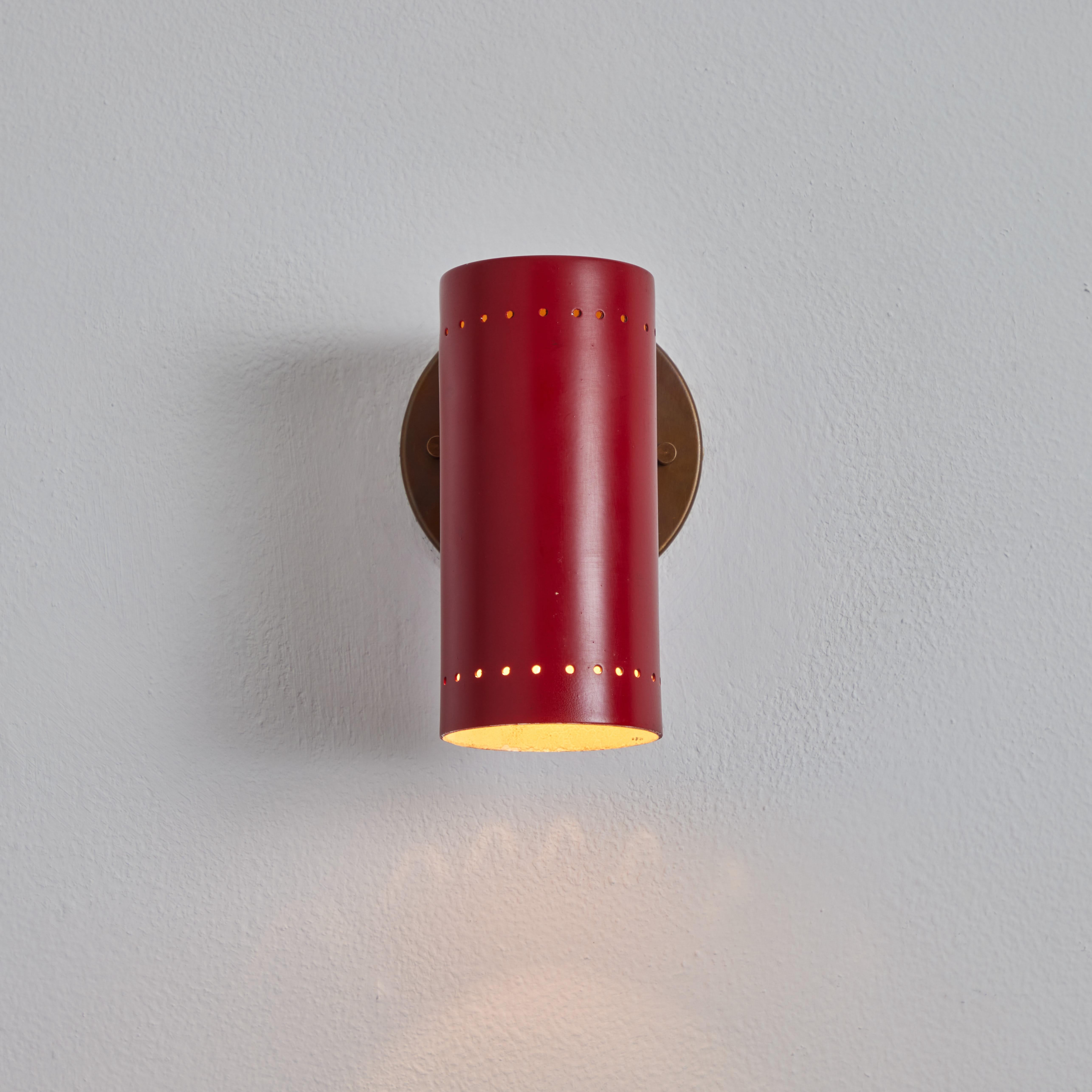 Ein Paar Tito Agnoli aus den 1960er Jahren, rot und Messing, Gelenkleuchten für O-Luce. Einer seiner raffiniertesten Entwürfe im Minimalismus. Schlank und funktional, aber gleichzeitig hell und verspielt. Der röhrenförmige Schirm der hochgradig