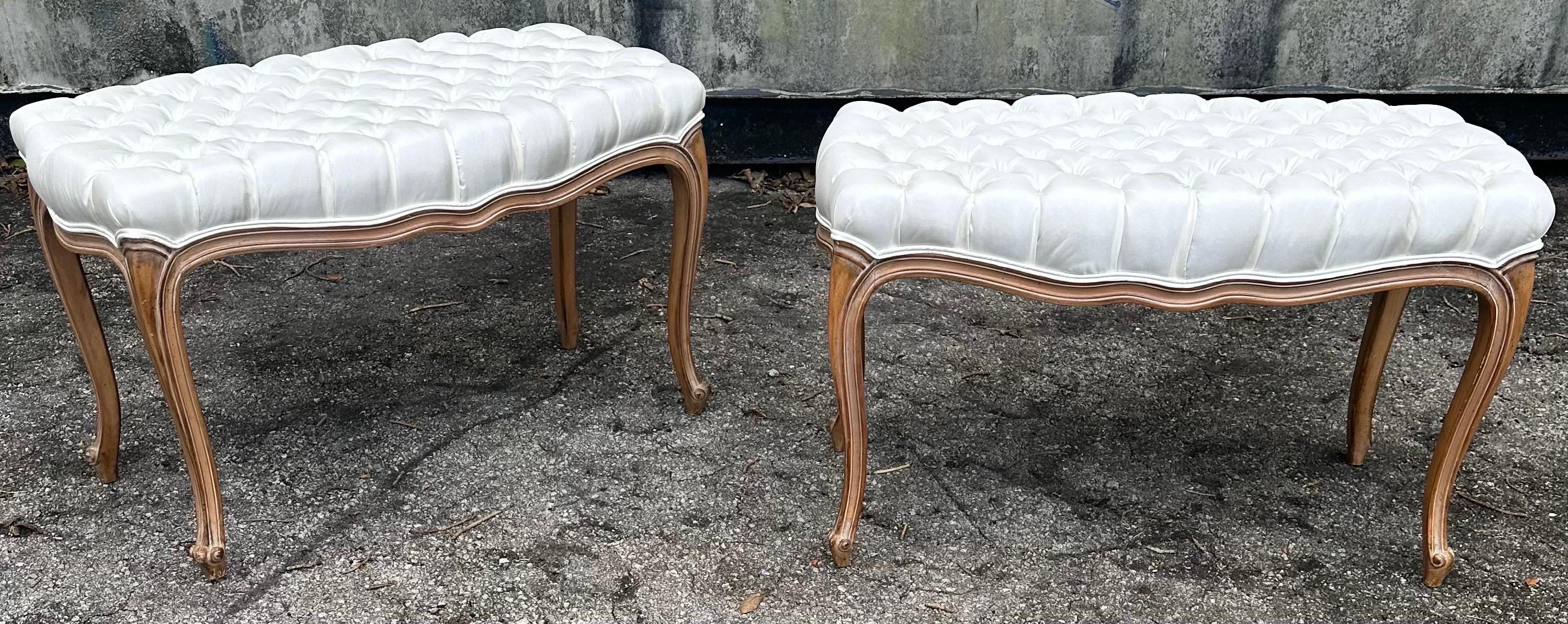 Neoclassical Pair of 1960’s tufted Italian Benches For Sale