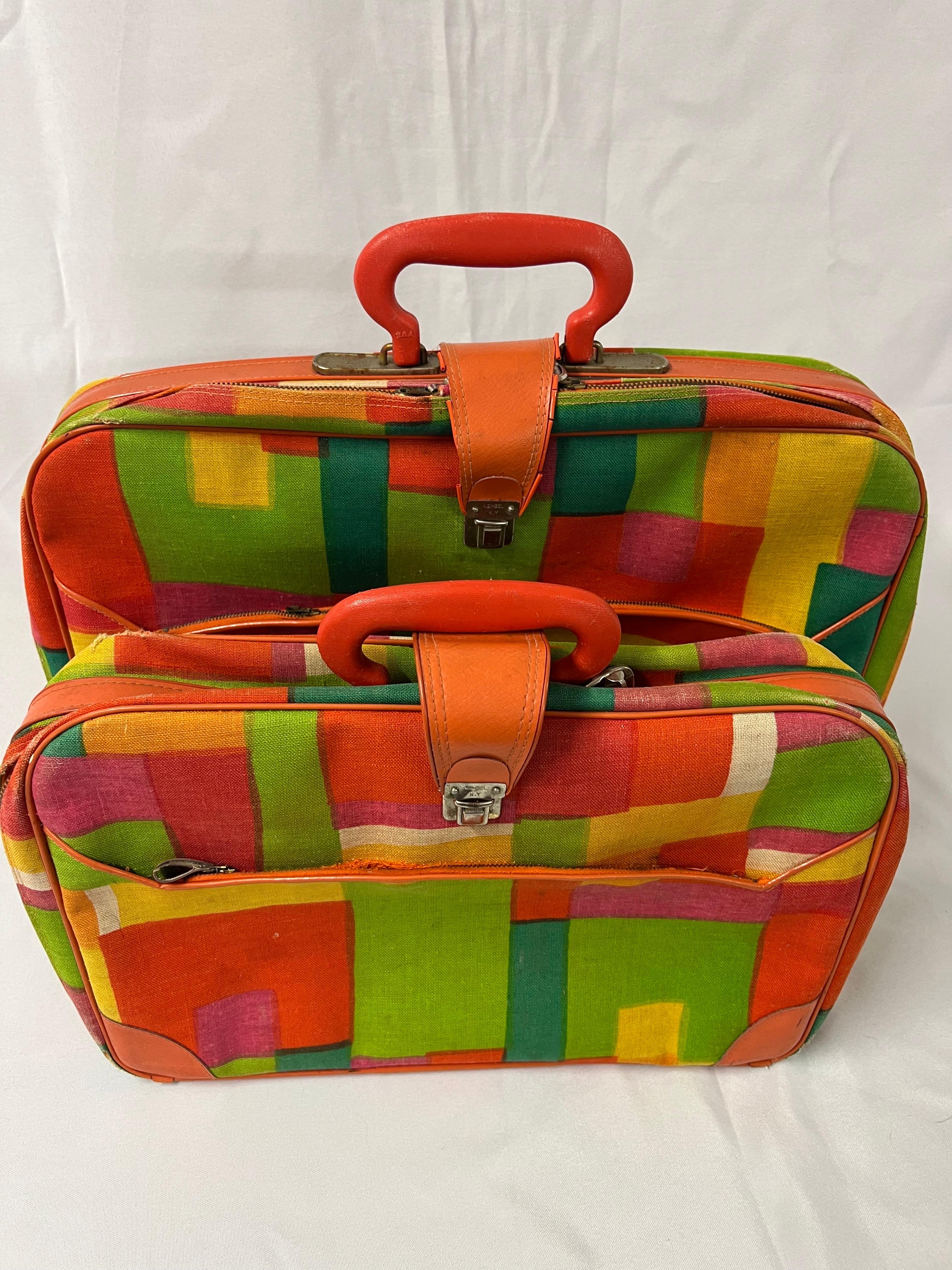 Paire de valises Vintage Hippie Pop Art des années 1960 par Gimbels. Motif amusant, psychédélique et groovy.