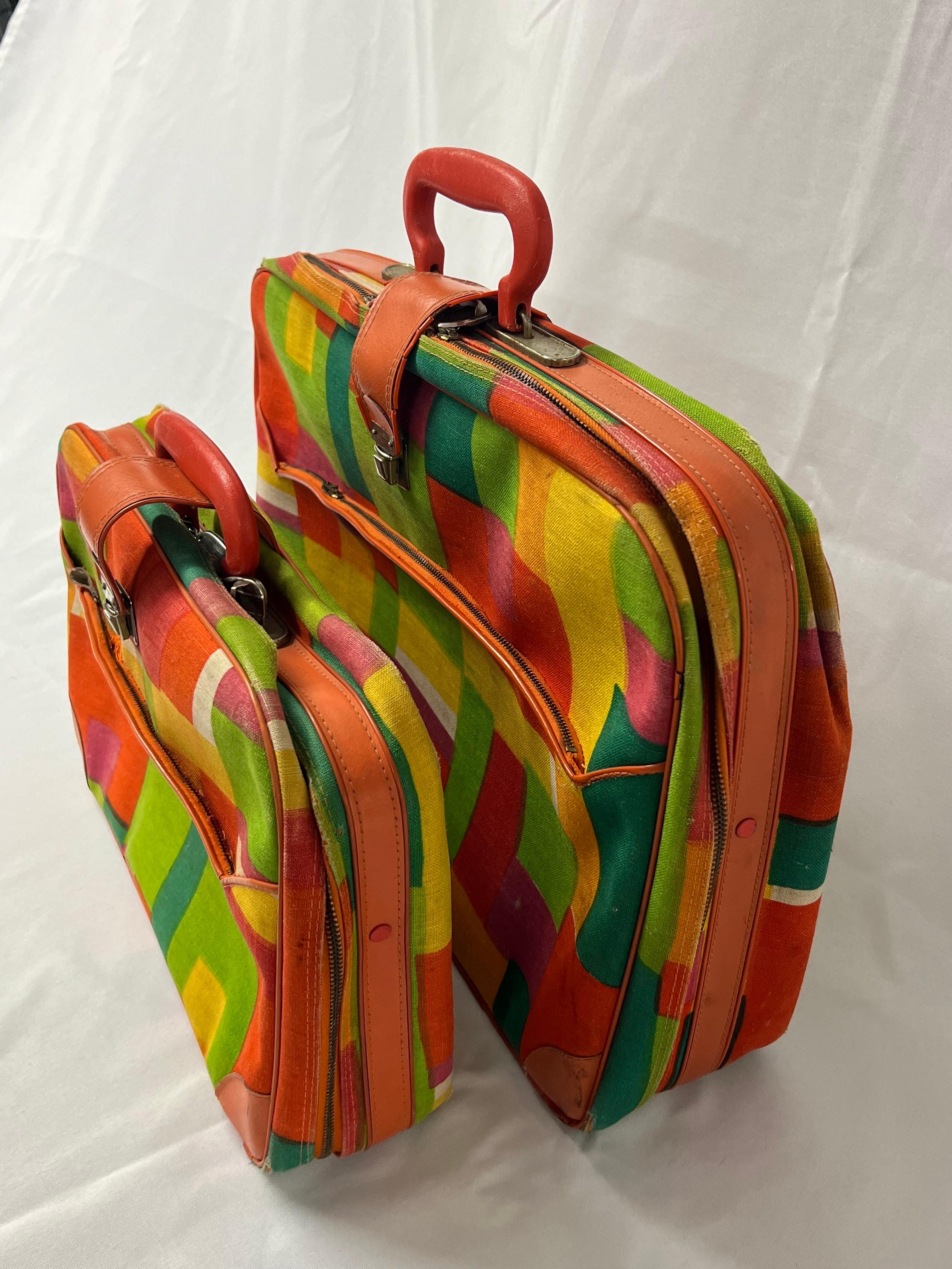 Milieu du XXe siècle Paire de valises Vintage Hippie Pop Art des années 60 par Gimbels en vente