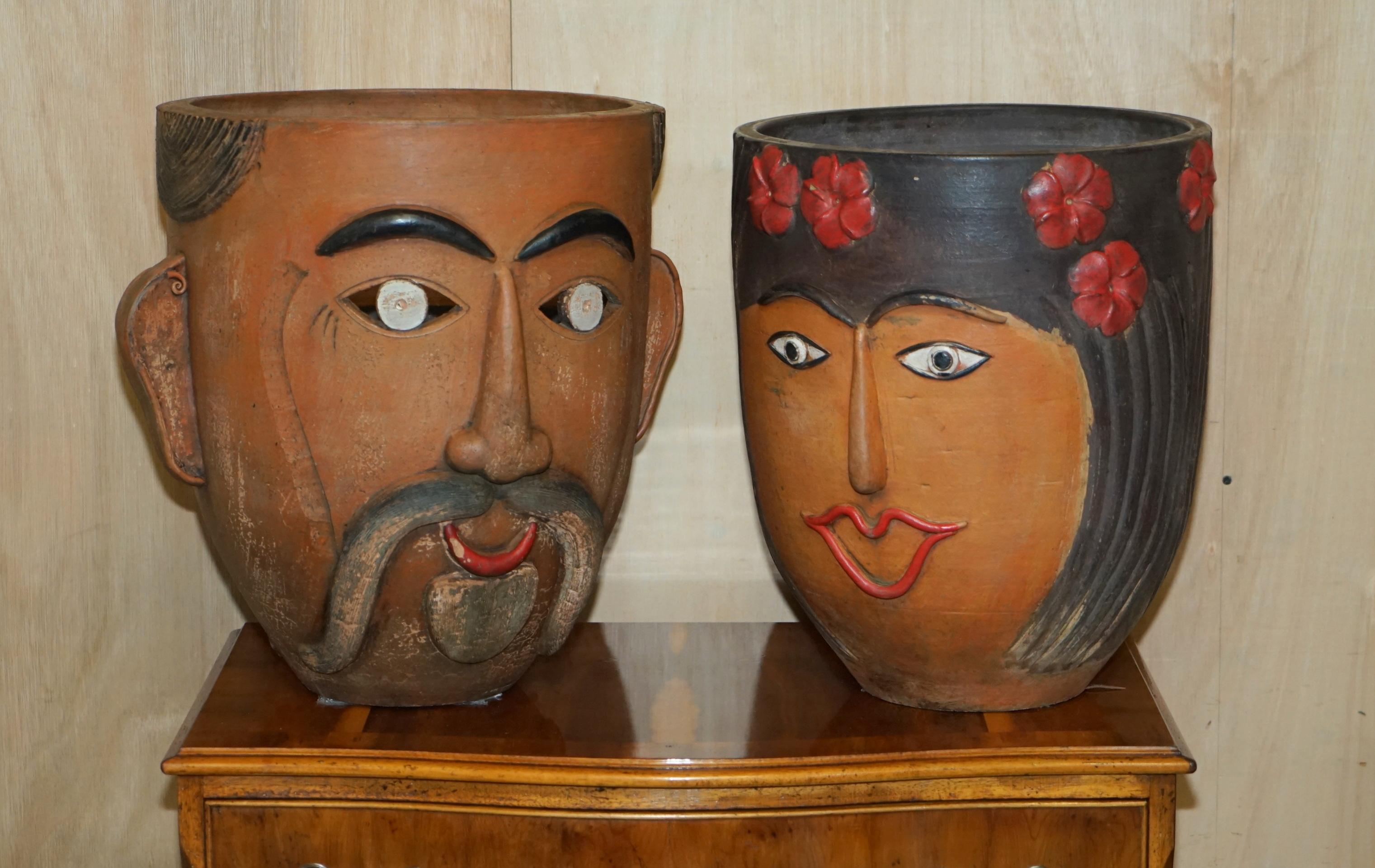 Nous sommes ravis d'offrir à la vente cette paire de pots en terre cuite mexicains rares et de collection, datant des années 1960, peints à la main.

Paire de pots à plantes d'art populaire mexicain, de très bonne facture et très décoratifs. Ils