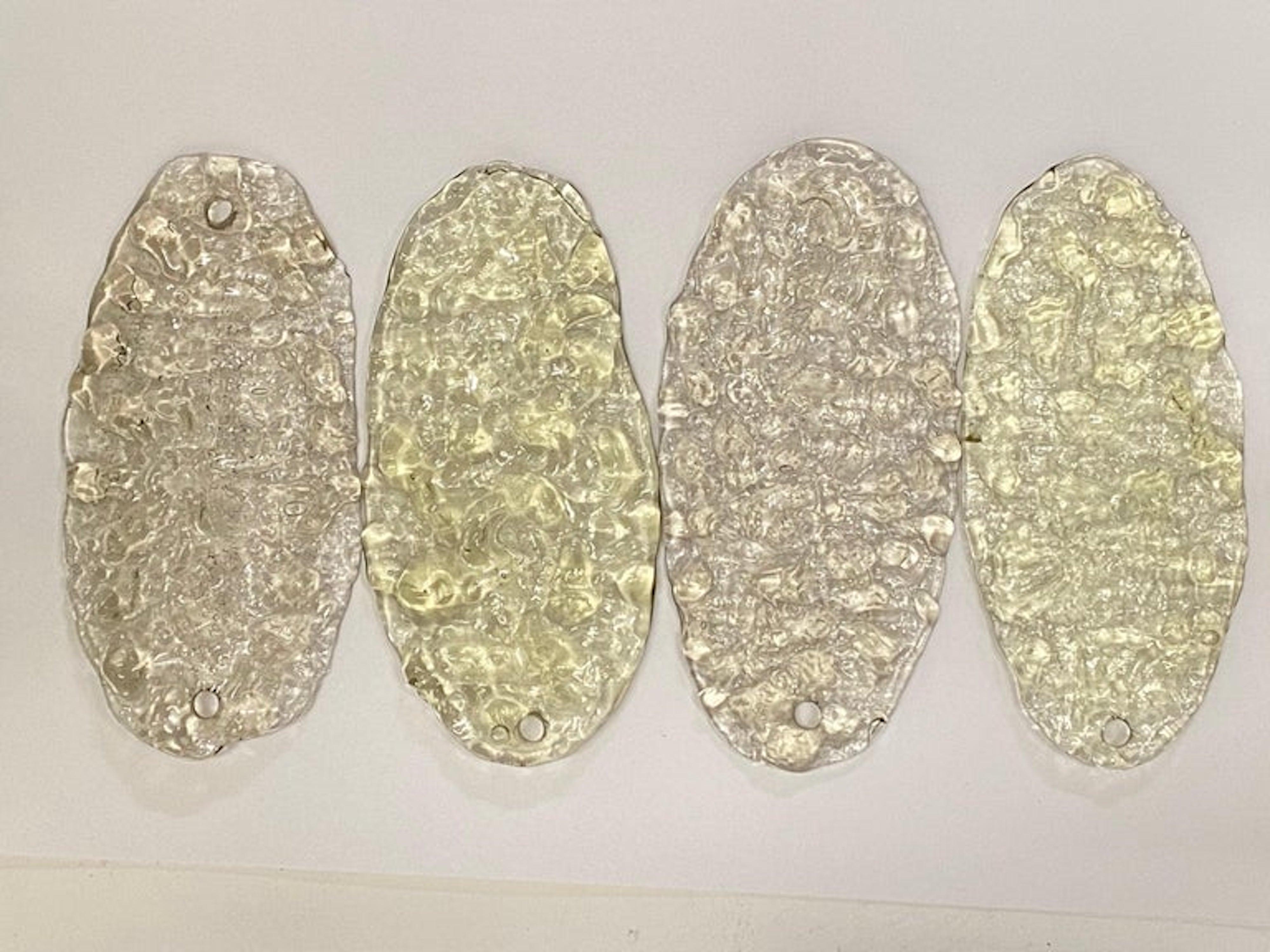 Una splendida coppia di applique a disco in vetro degli anni '60 realizzate a Murano, in Italia. Progettato dal noto designer italiano Gino Vistosi per la sua azienda di illuminazione Gino Vistosi. Ogni applique è caratterizzata da catene a disco