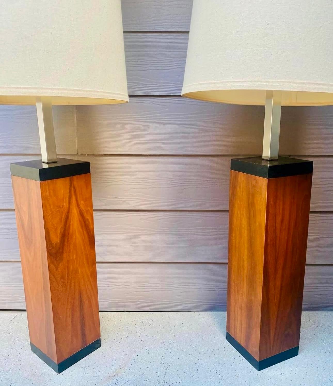 Mid-Century moderno Coppia di lampade a cubo a colonna in noce degli anni '60 in vendita