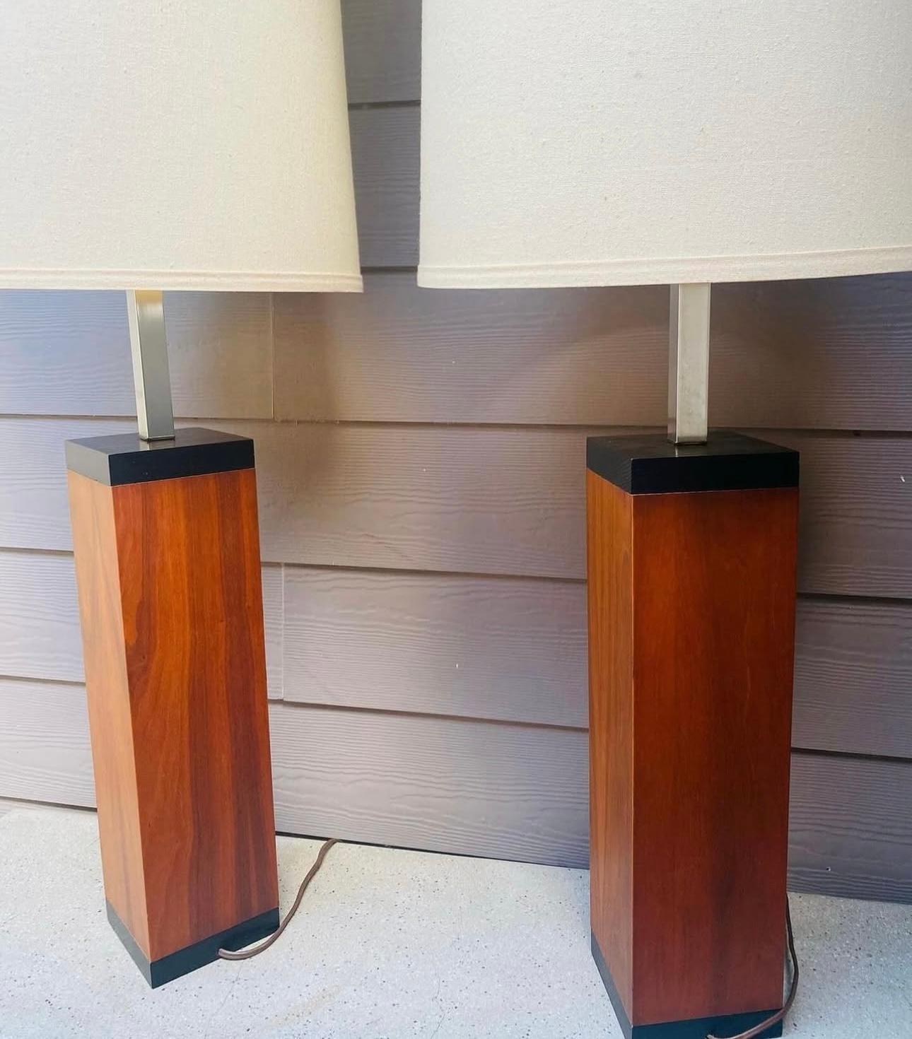 Americano Coppia di lampade a cubo a colonna in noce degli anni '60 in vendita