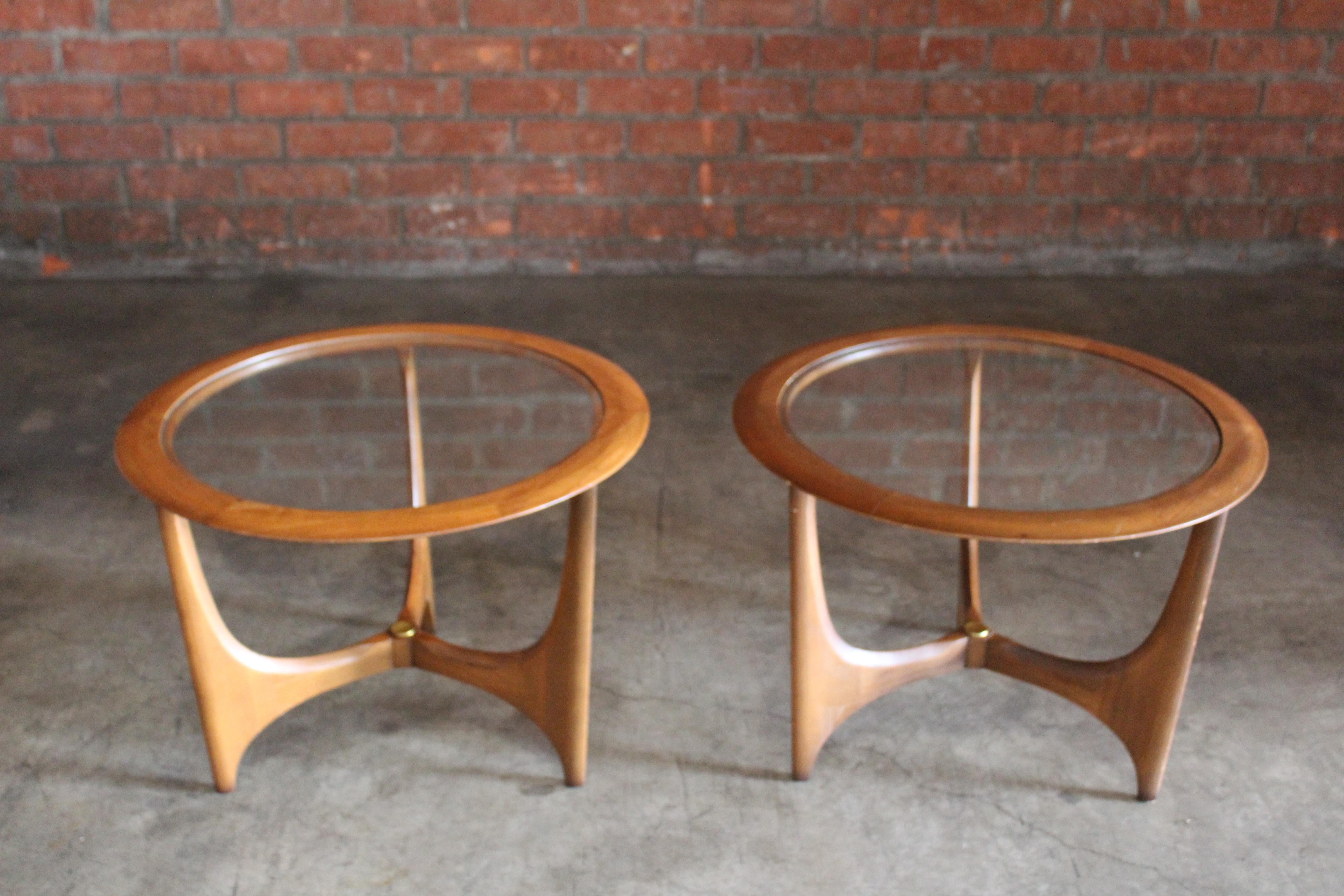 Mid-Century Modern Paire de tables d'extrémité en noyer des années 1960 en vente