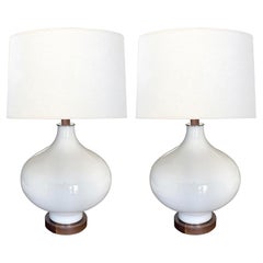 Coppia di lampade ovoidali in vetro bianco incamiciato degli anni '60