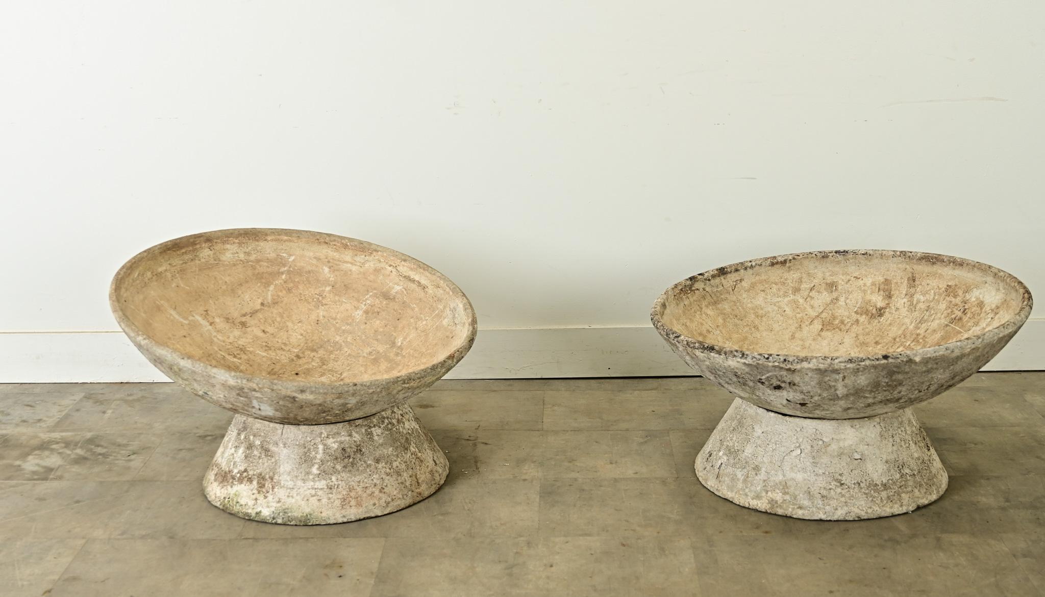 Coppia di fioriere in fibra di cemento Willy Guhl per Eternit of Switzerland, vintage anni '60. Queste sono icone delle aspirazioni moderne della metà del secolo per l'aspetto di una bella vita. Ogni fioriera è un insieme di due pezzi: una ciotola