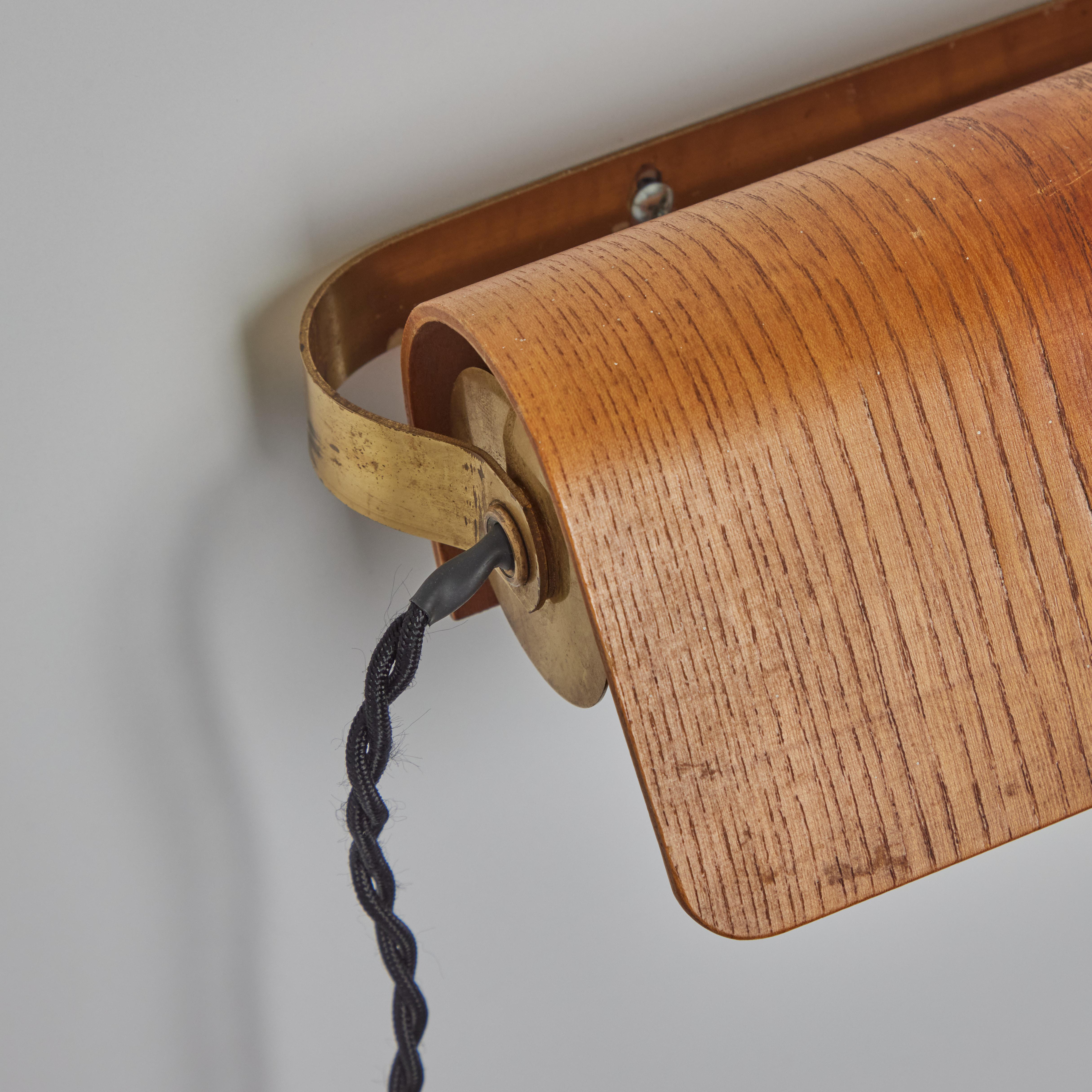 Coppia di lampade da parete in legno e ottone degli anni '60 attribuite a Hans-Agne Jakobsson in vendita 6