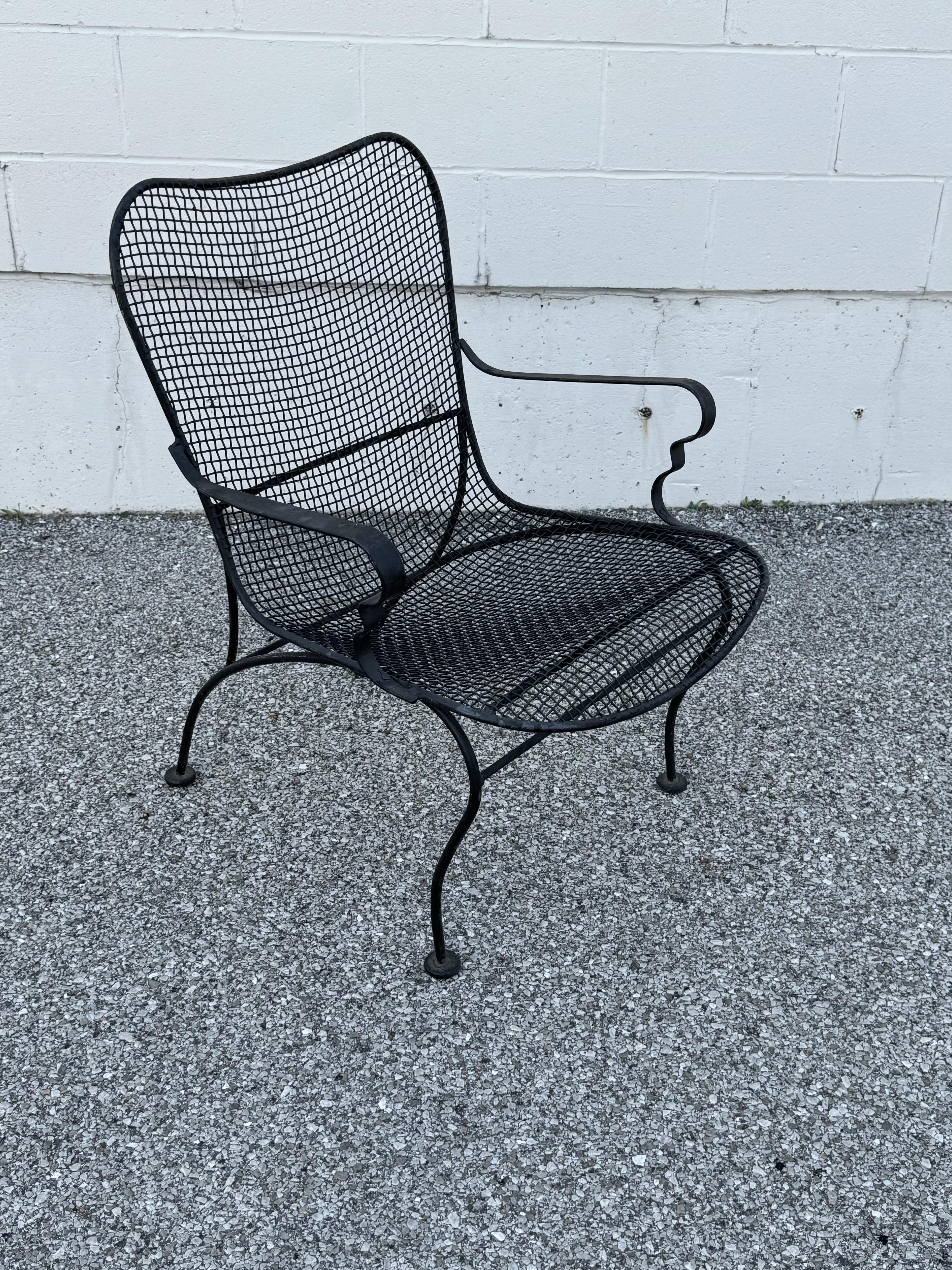 Pareja de sillas de malla para salón, jardín o piscina Woodard de los años 60 con brazos en negro en venta 4