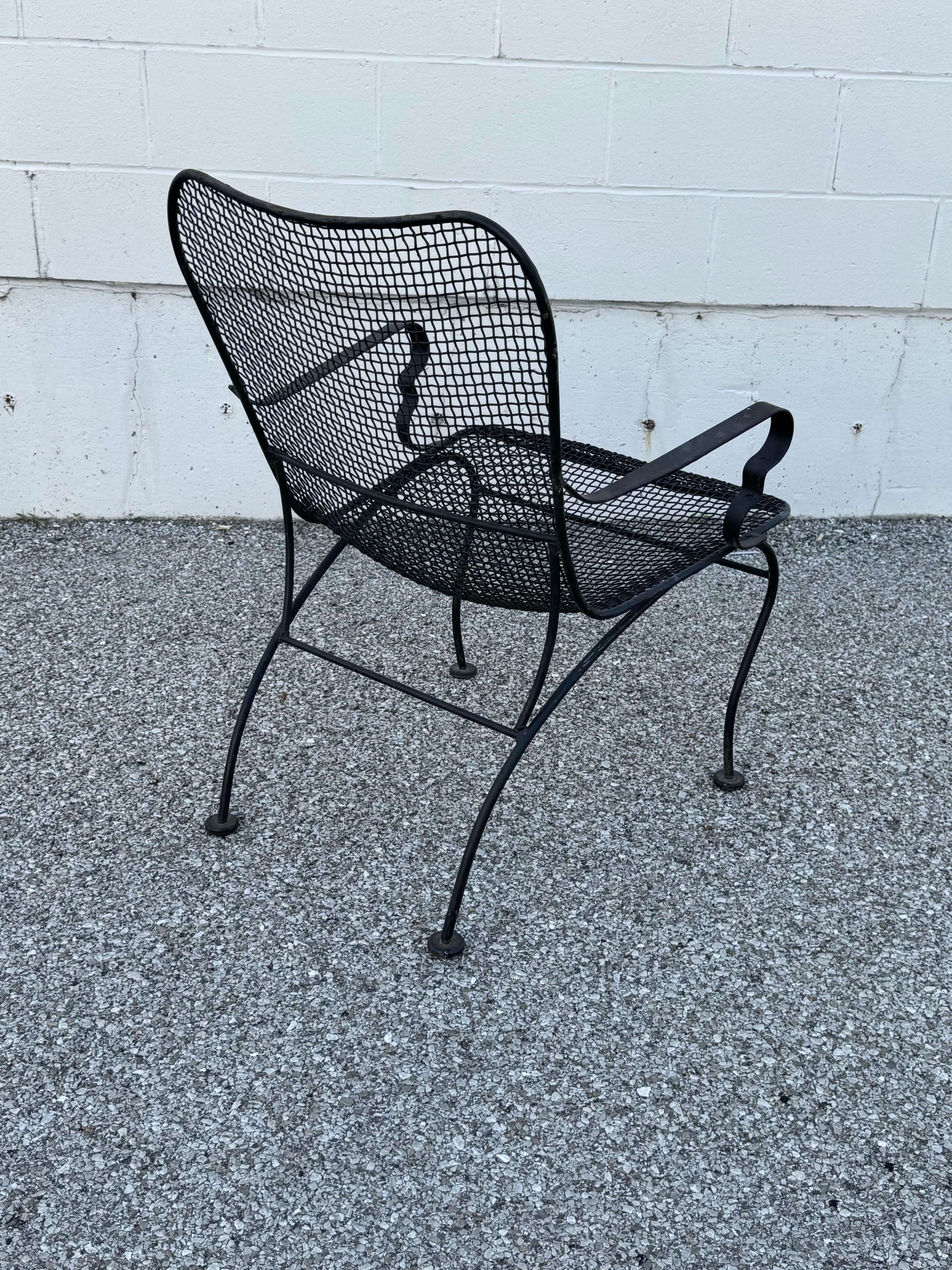 Pareja de sillas de malla para salón, jardín o piscina Woodard de los años 60 con brazos en negro en venta 7