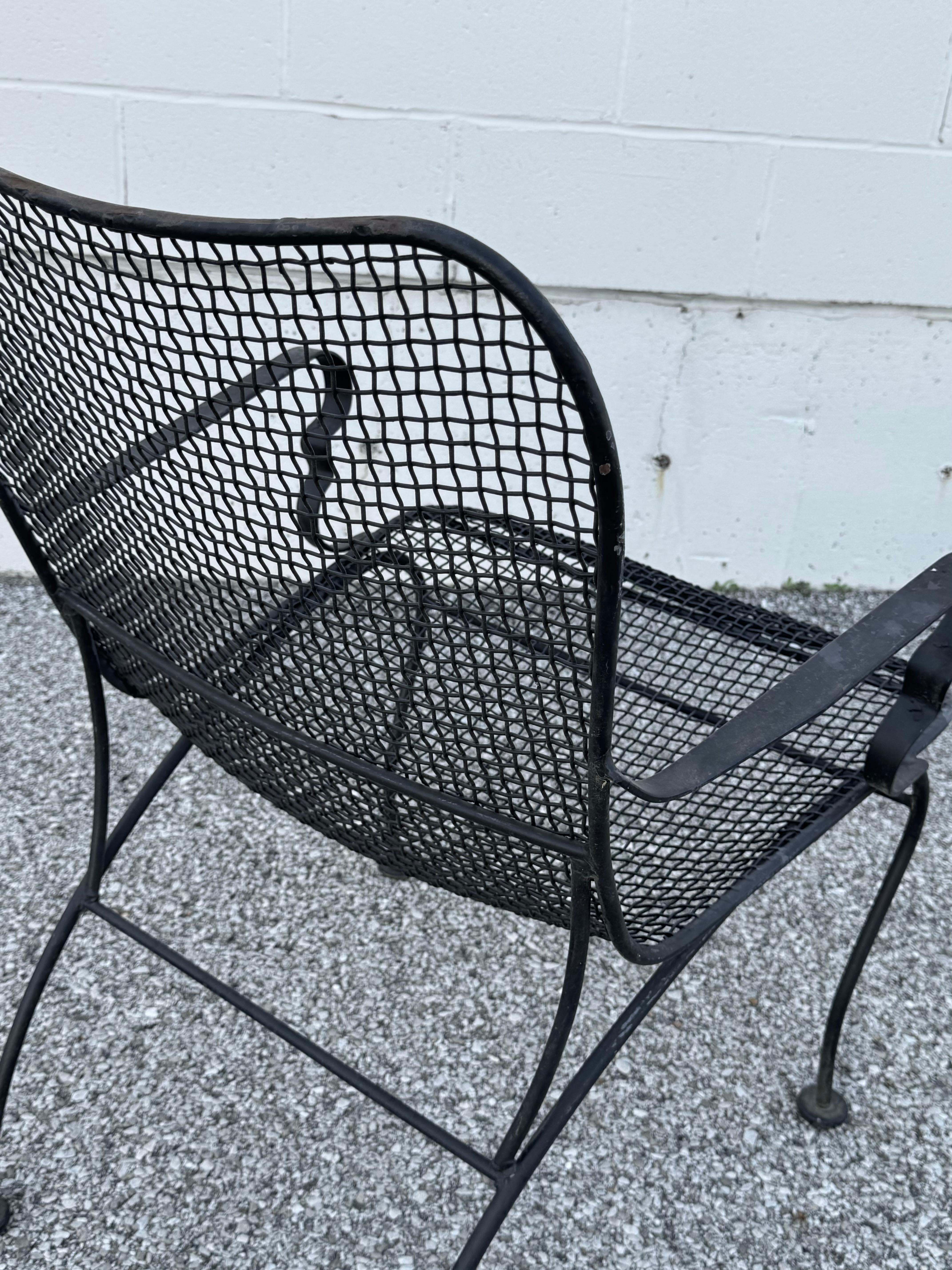 Pareja de sillas de malla para salón, jardín o piscina Woodard de los años 60 con brazos en negro en venta 8