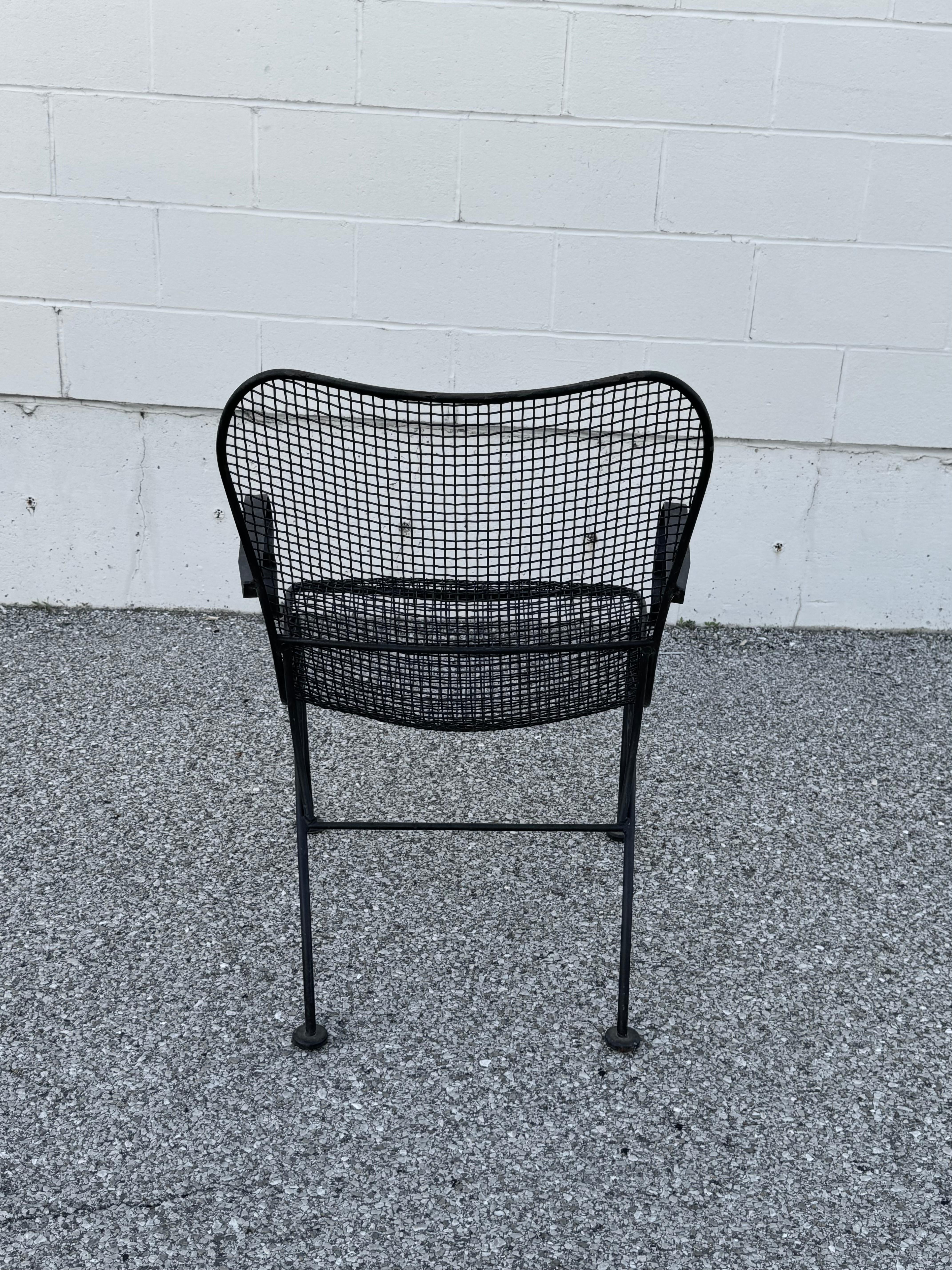 Pareja de sillas de malla para salón, jardín o piscina Woodard de los años 60 con brazos en negro en venta 9