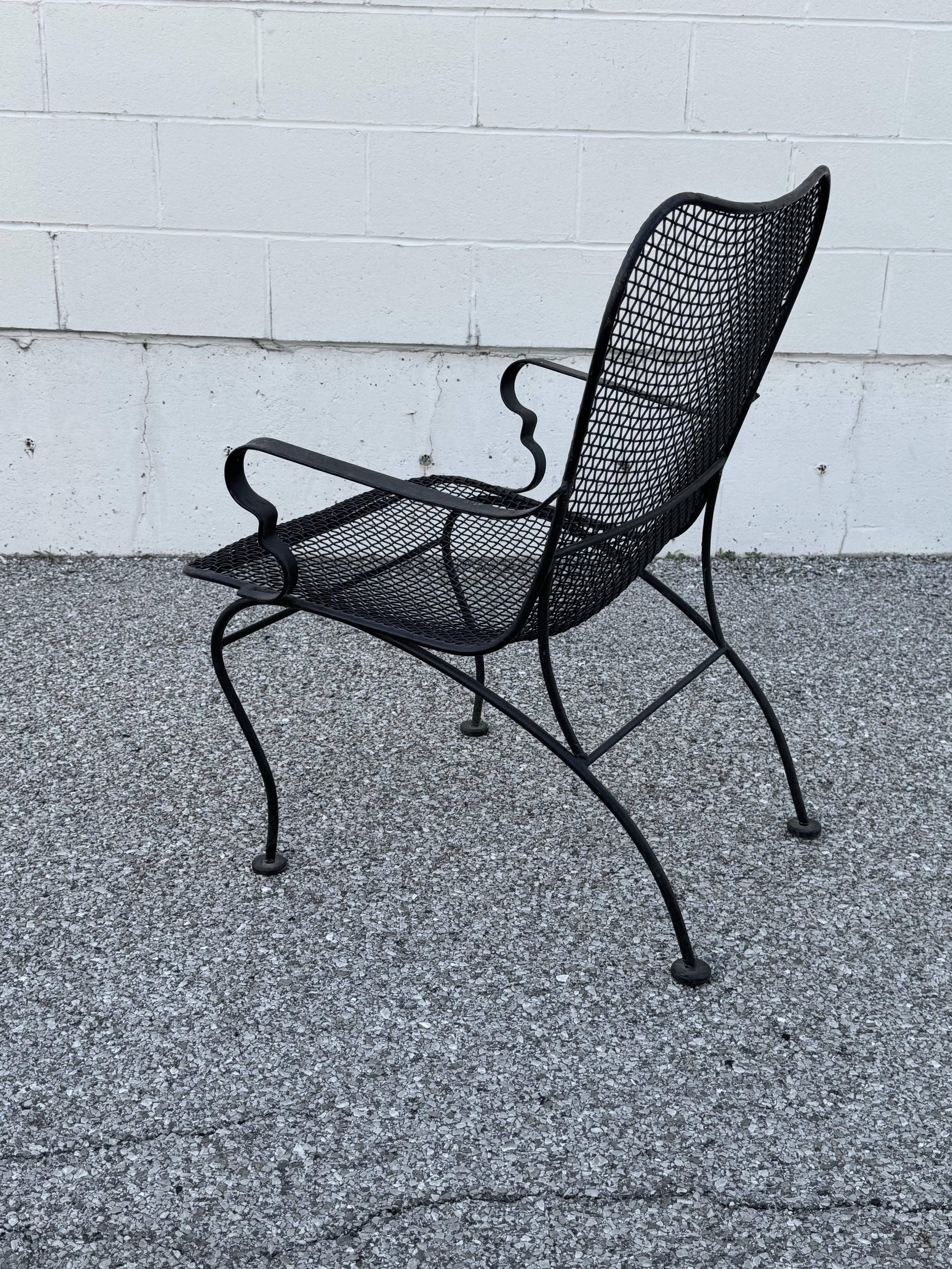 Pareja de sillas de malla para salón, jardín o piscina Woodard de los años 60 con brazos en negro en venta 10