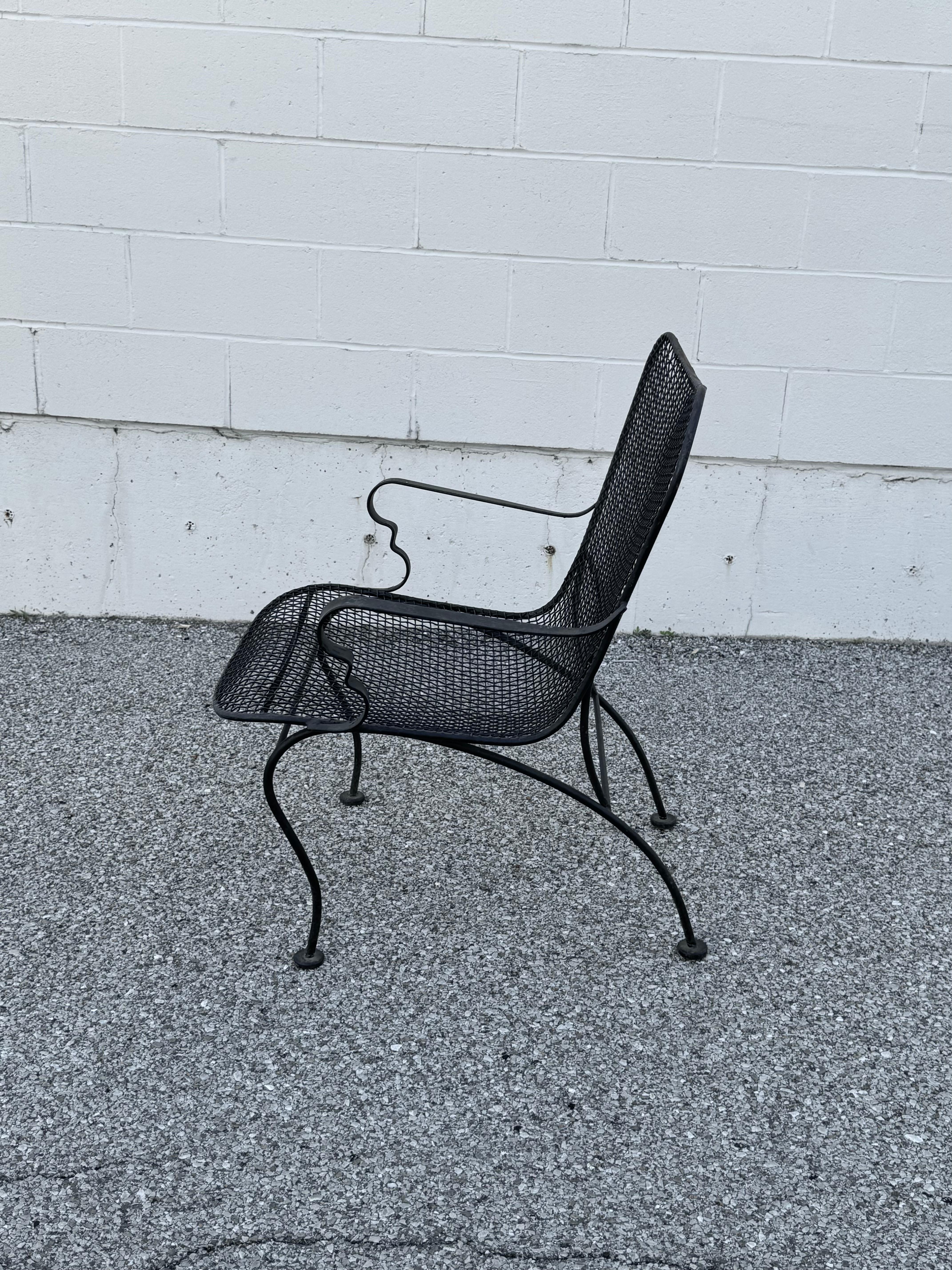 Pareja de sillas de malla para salón, jardín o piscina Woodard de los años 60 con brazos en negro en venta 11