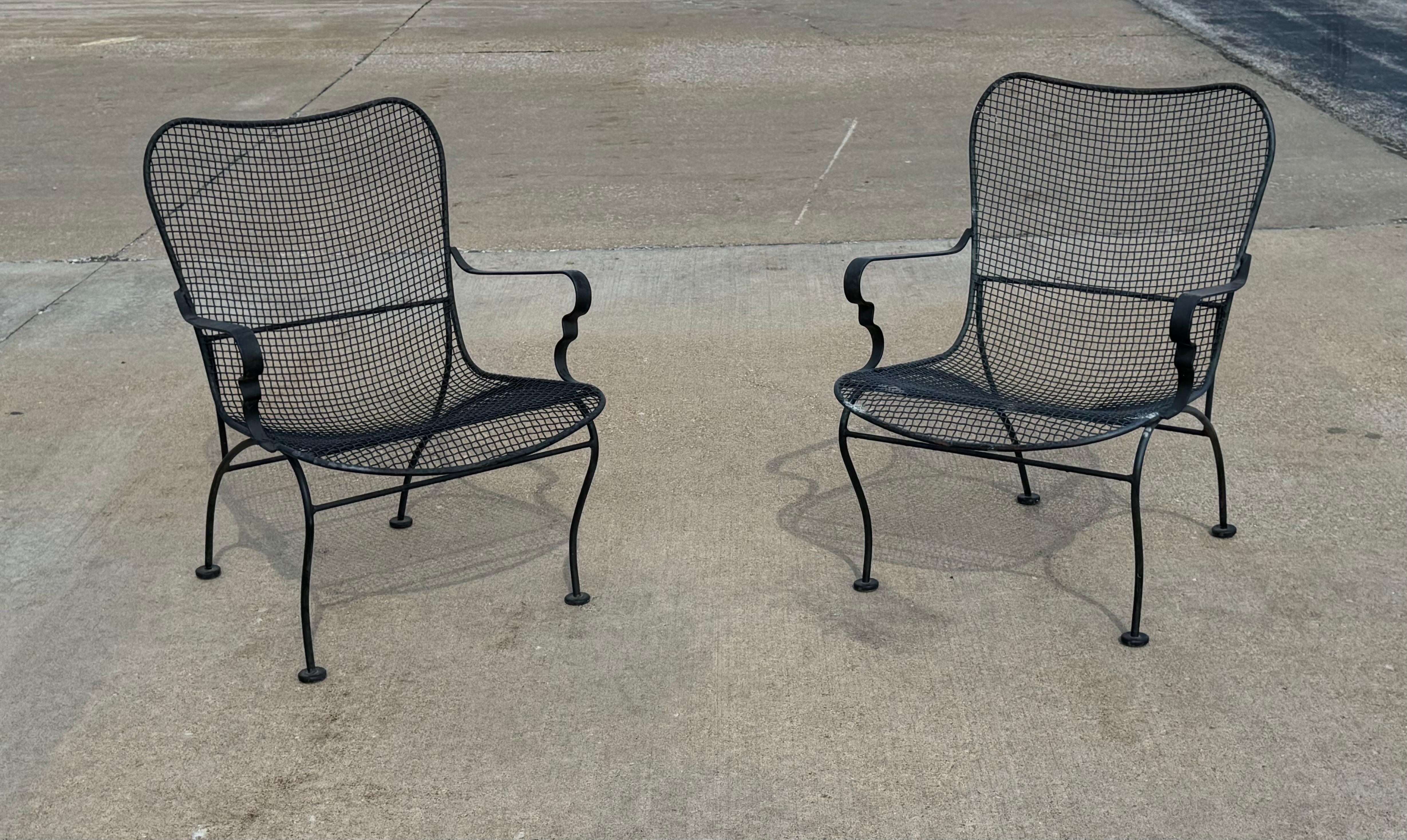 Elegante par de sillas de malla negra de mediados de siglo con brazos para patio, jardín o piscina, de Woodard, alrededor de los años 60. De un propietario patrimonio de un 101 antiguo diseñador de interiores. En mi investigación, descubrí que solía