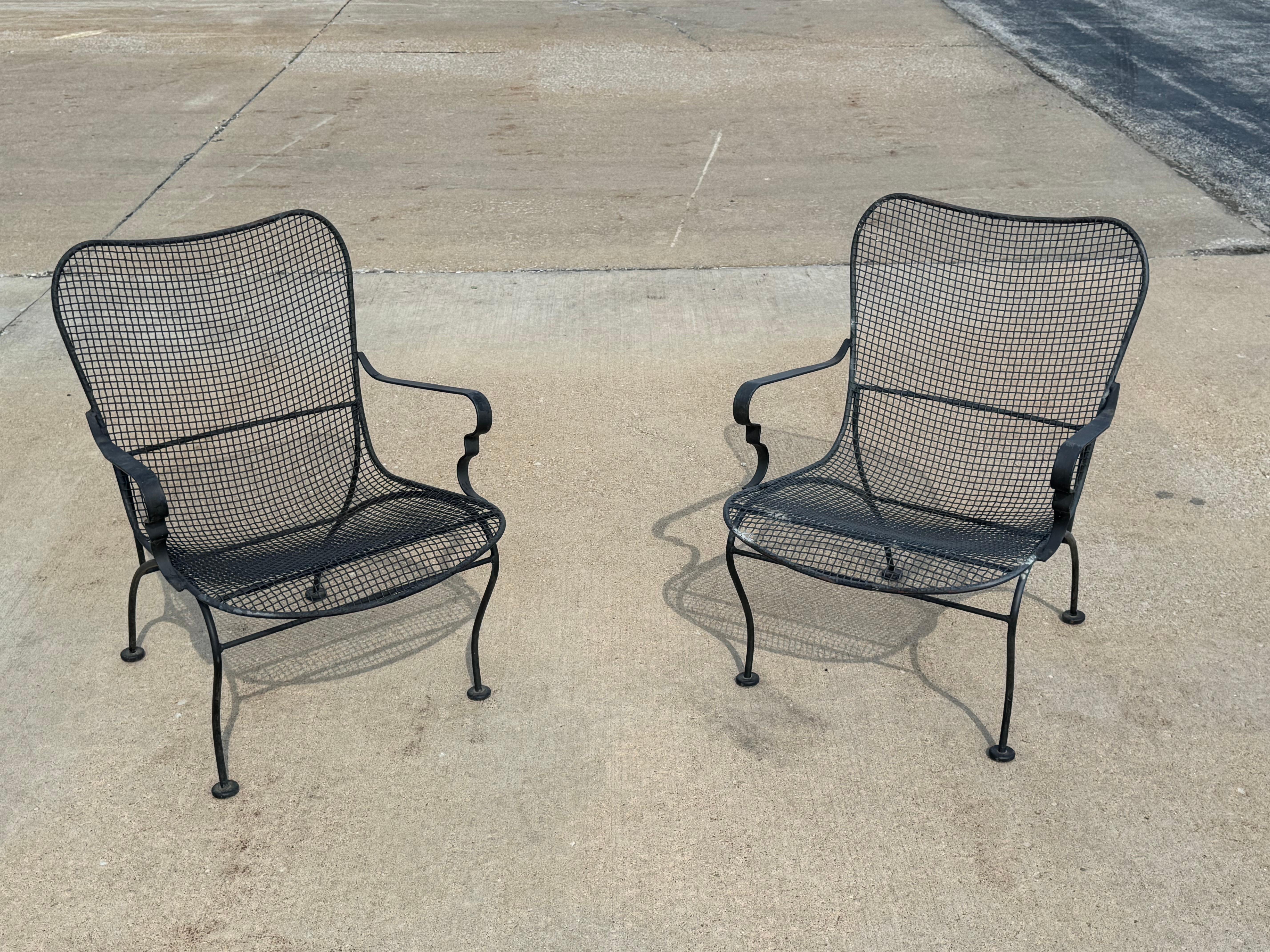 Pareja de sillas de malla para salón, jardín o piscina Woodard de los años 60 con brazos en negro Moderno de mediados de siglo en venta