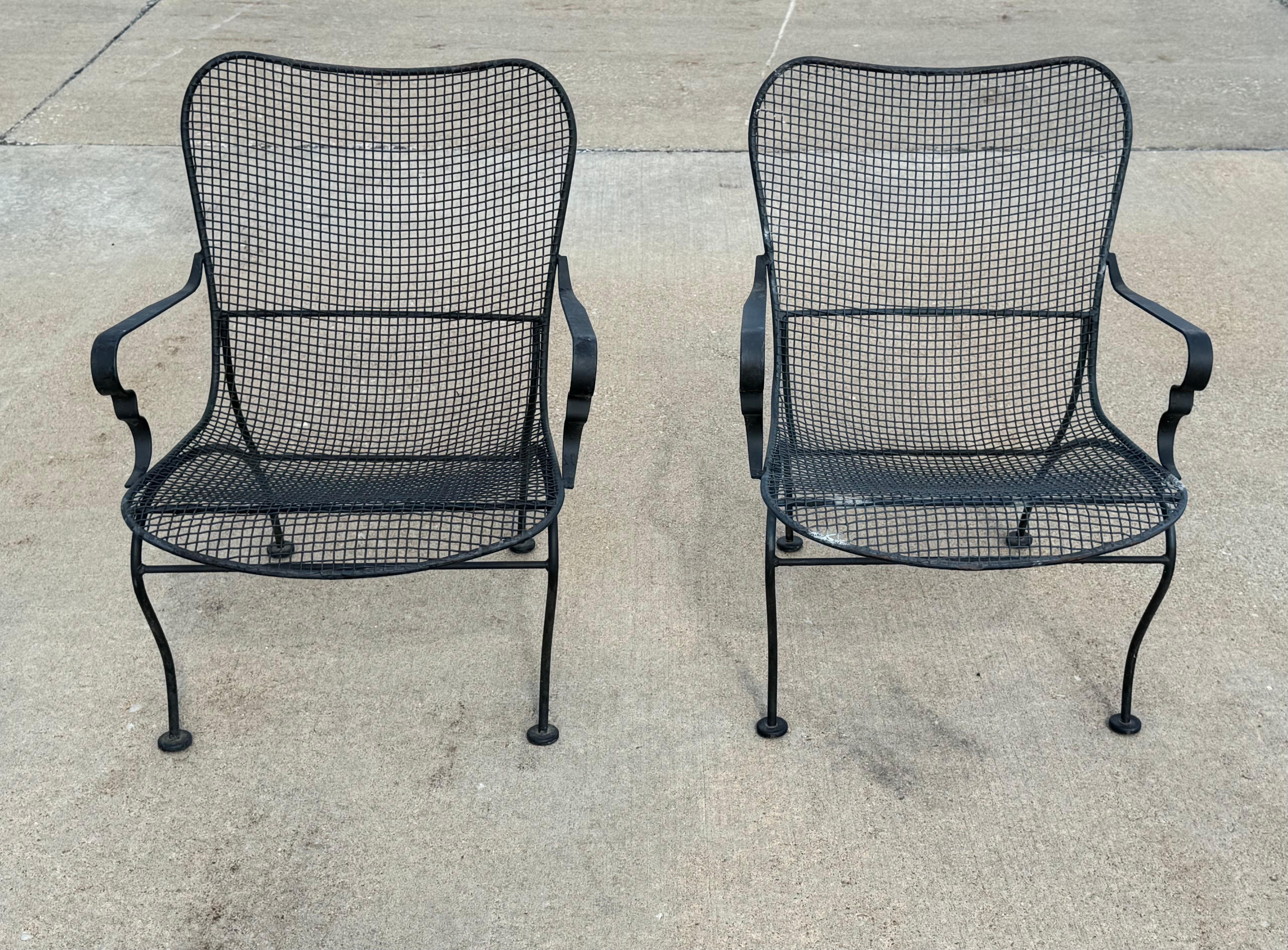 Pareja de sillas de malla para salón, jardín o piscina Woodard de los años 60 con brazos en negro Estadounidense en venta