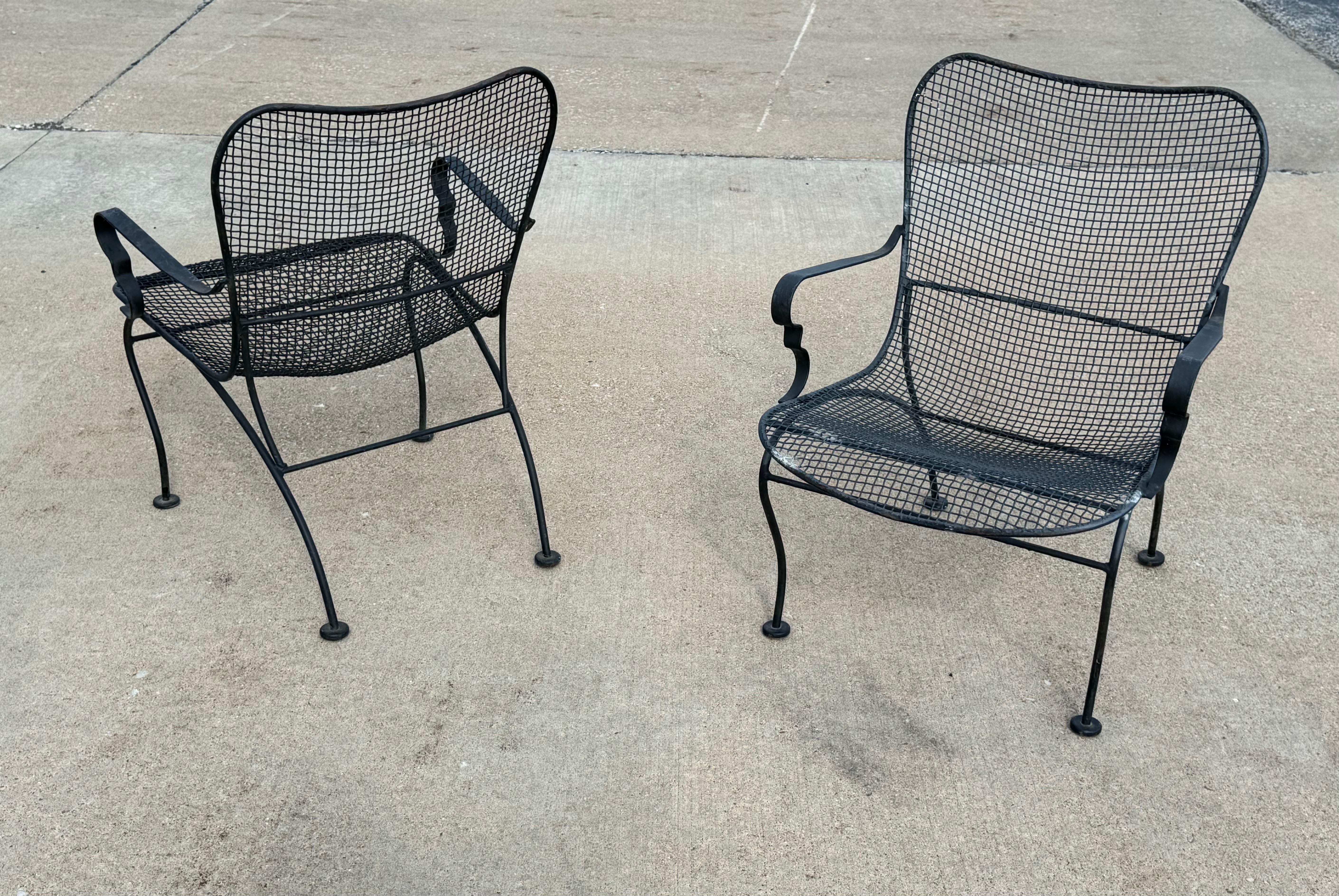 Pareja de sillas de malla para salón, jardín o piscina Woodard de los años 60 con brazos en negro mediados del siglo XX en venta
