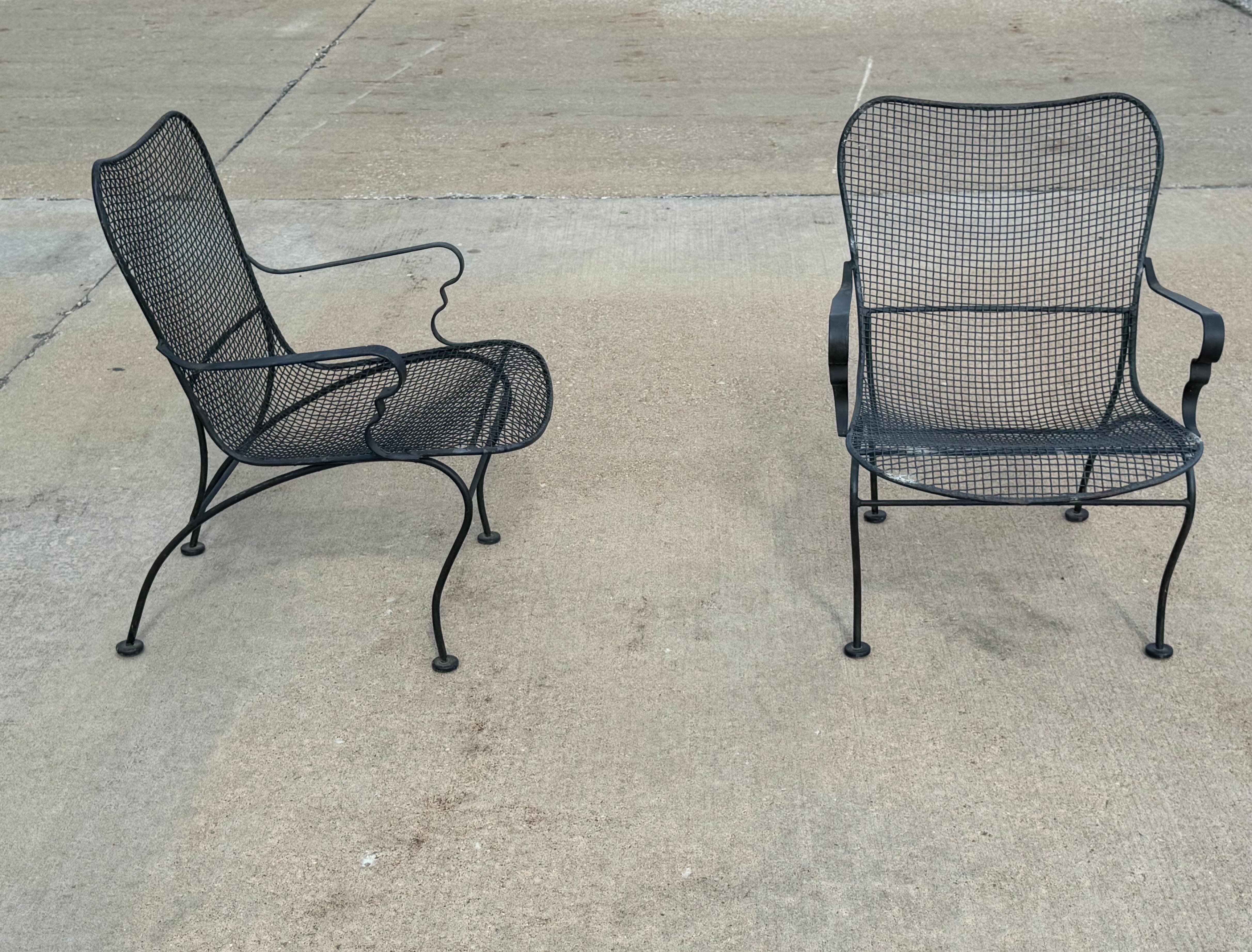 Pareja de sillas de malla para salón, jardín o piscina Woodard de los años 60 con brazos en negro Hierro forjado en venta