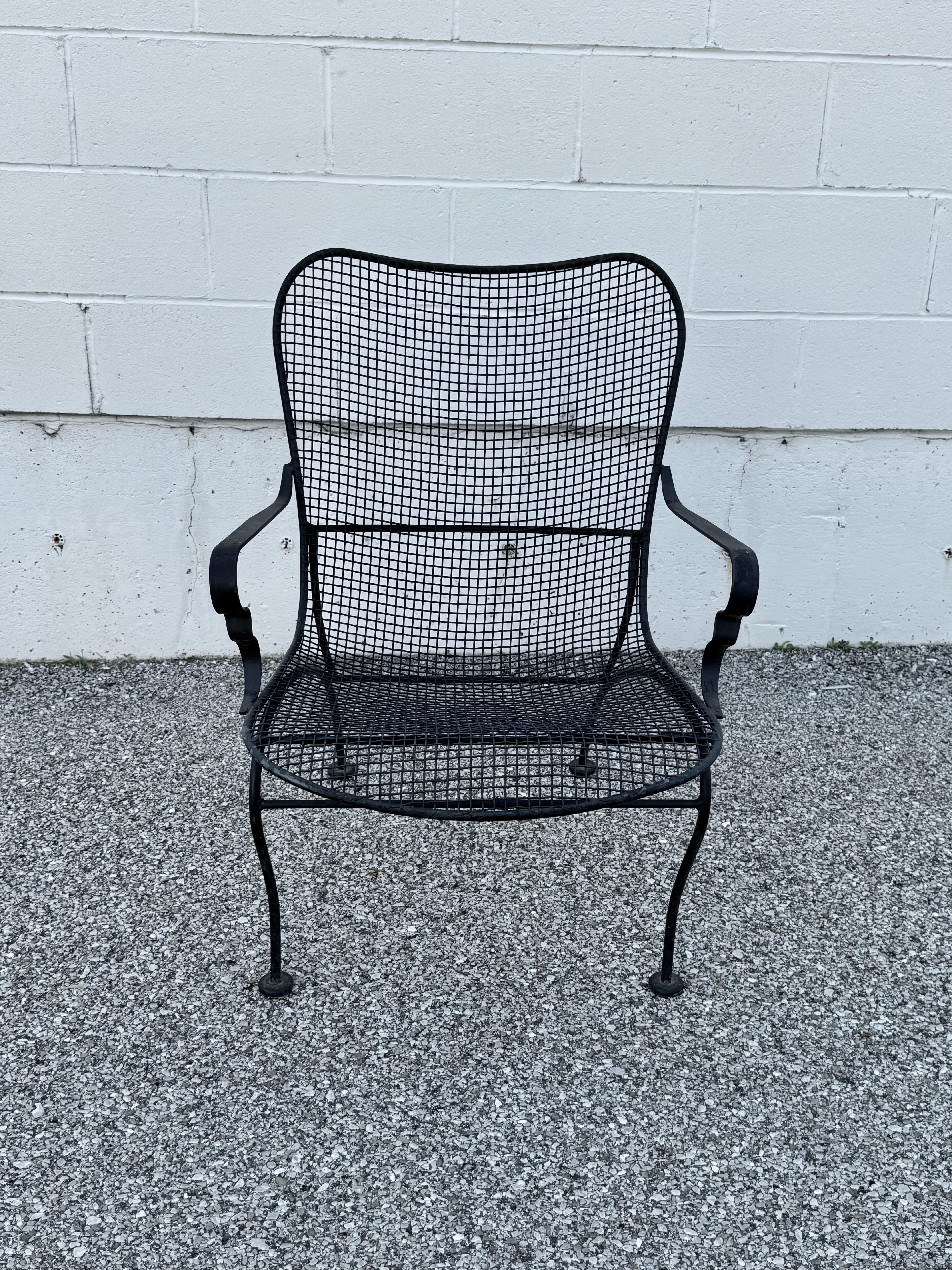 Pareja de sillas de malla para salón, jardín o piscina Woodard de los años 60 con brazos en negro en venta 2