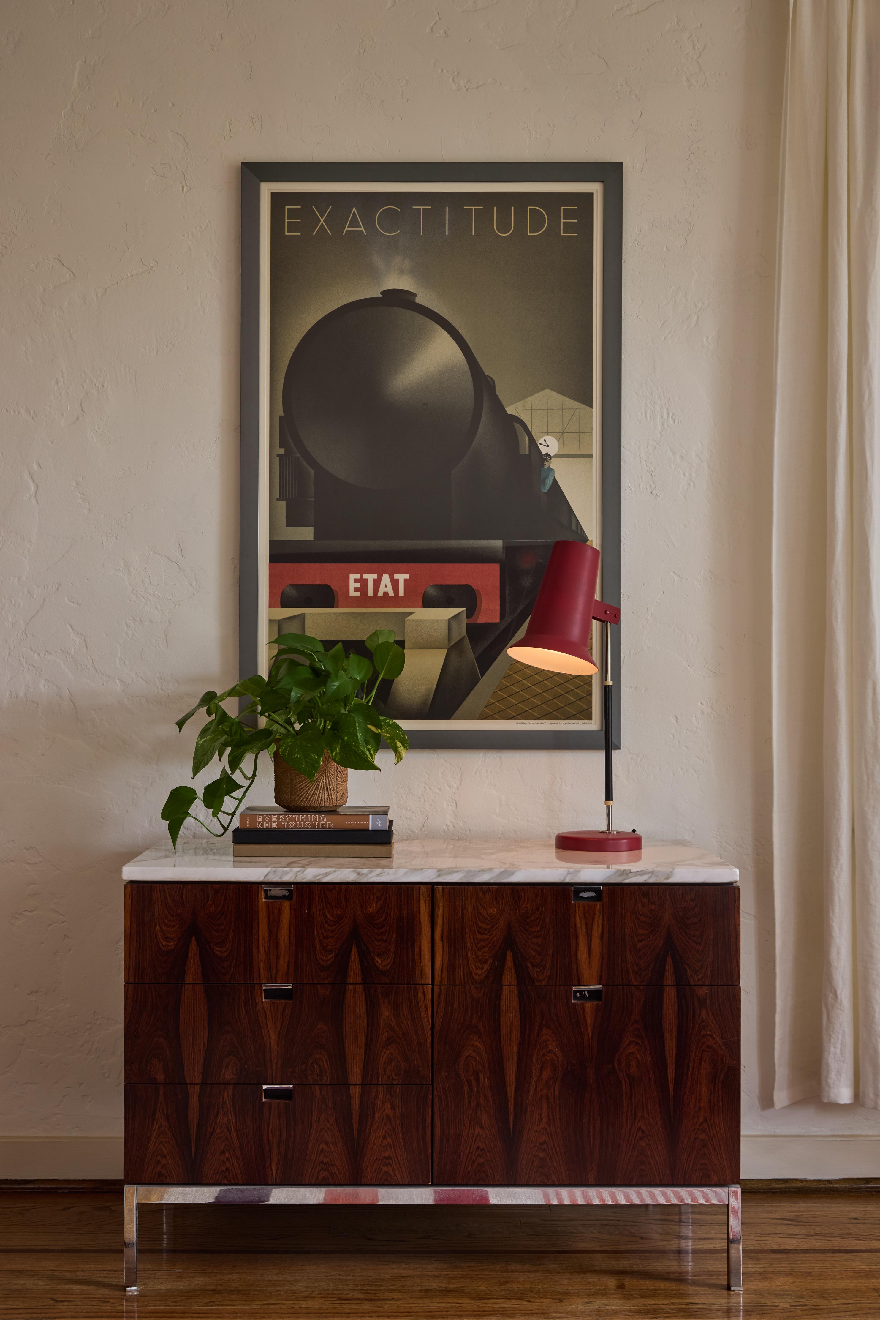 Coppia di lampade da tavolo rosse Yki Nummi del 1960 per Orno, Finlandia. 

Eseguito in metallo verniciato rosso opaco e nero e cromo. Timbro del produttore in metallo. Una coppia di lampade da tavolo sorprendente e minimalista, disegnata da Nummi a