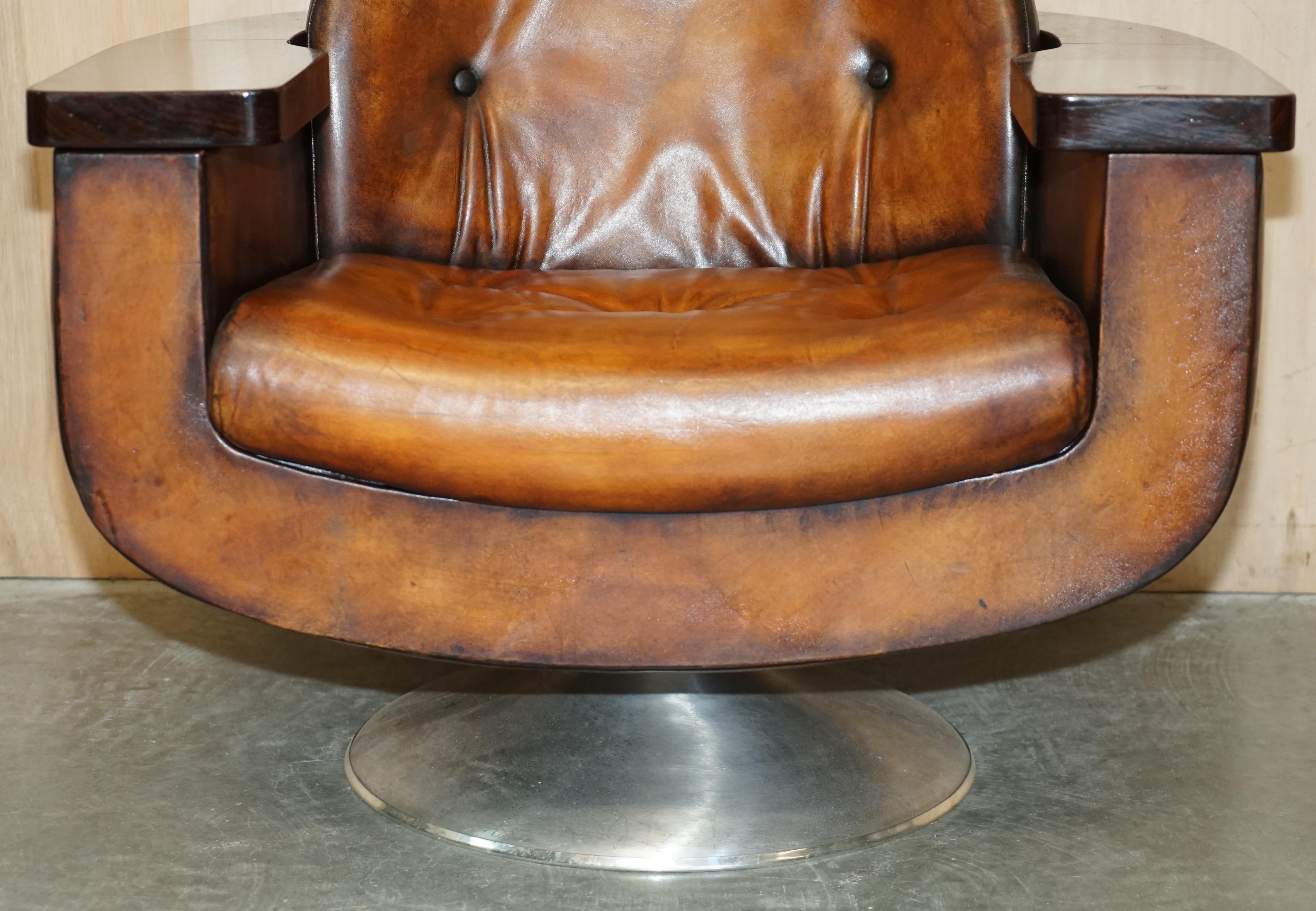 Fait main Paire de fauteuils Peter Hoyte Whisky Brown Leather Hardwood restaurés en 1969 en vente