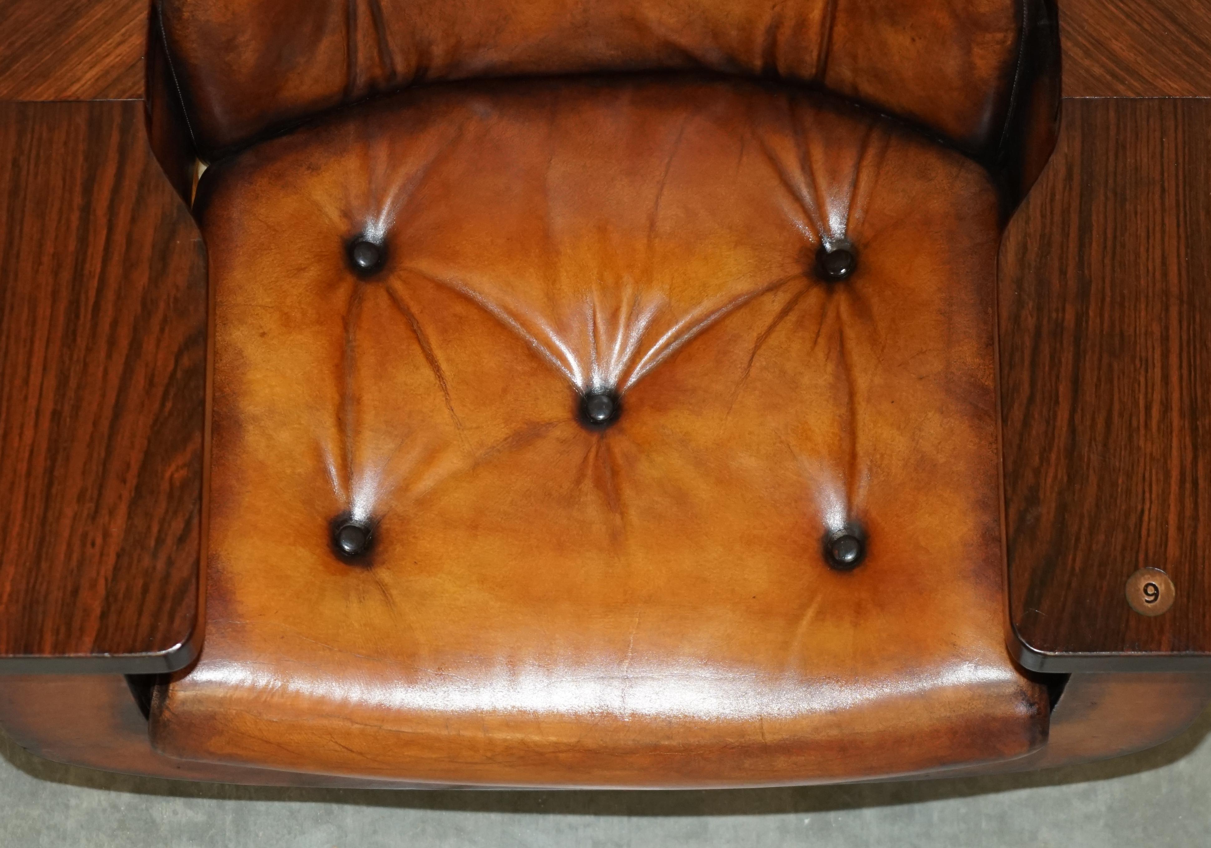 Paire de fauteuils Peter Hoyte Whisky Brown Leather Hardwood restaurés en 1969 en vente 3