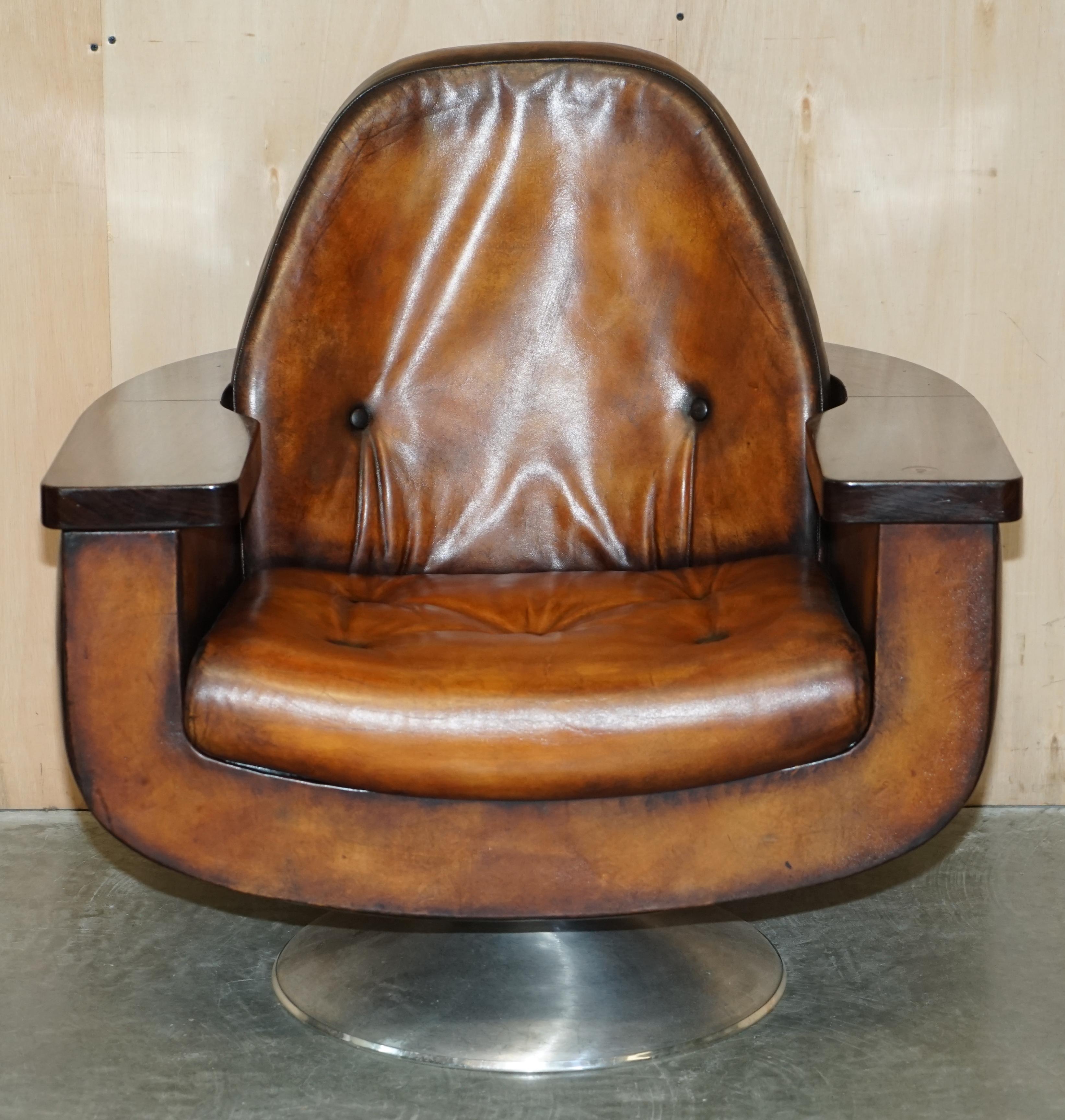 Mid-Century Modern Paire de fauteuils Peter Hoyte Whisky Brown Leather Hardwood restaurés en 1969 en vente