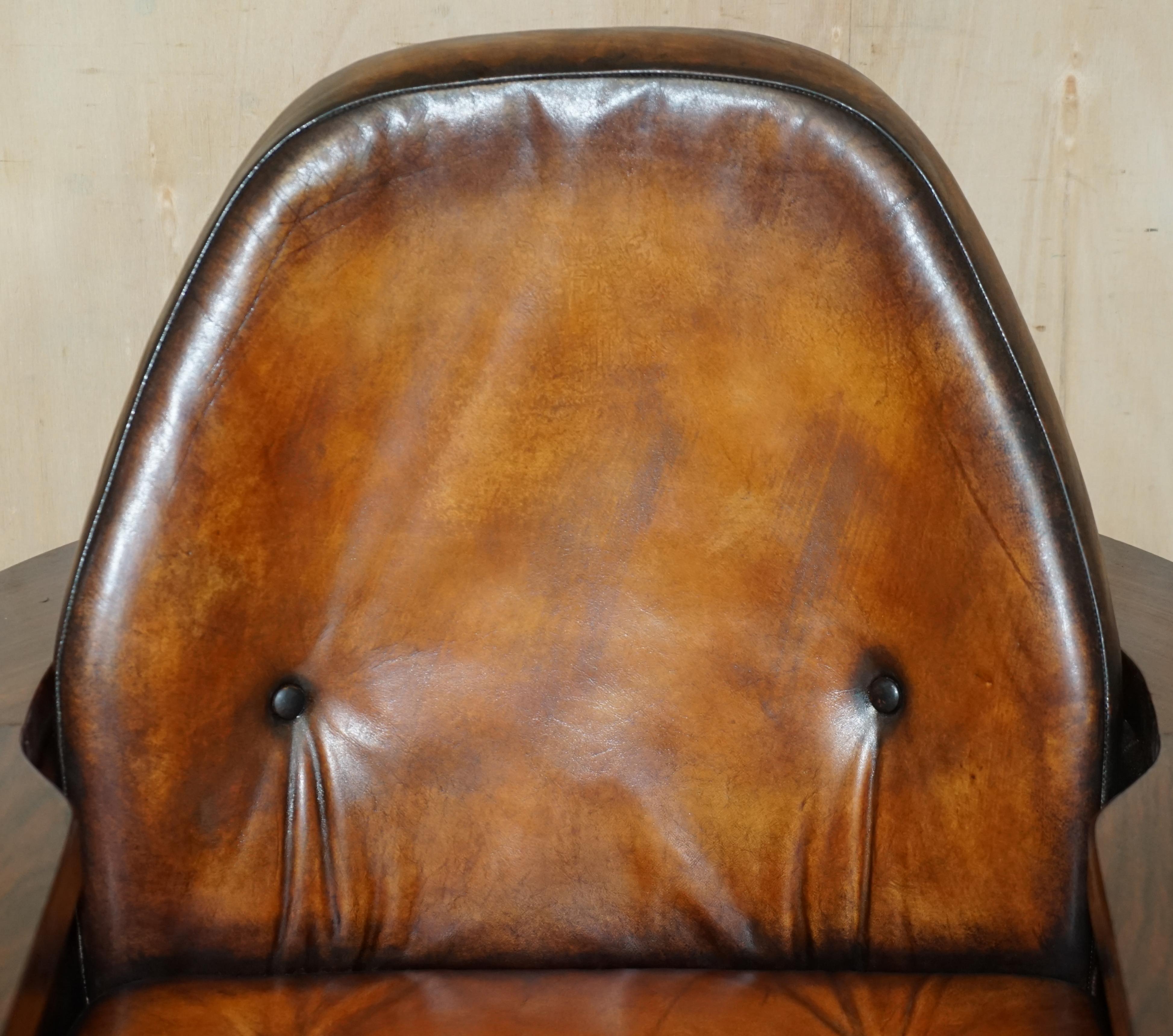Anglais Paire de fauteuils Peter Hoyte Whisky Brown Leather Hardwood restaurés en 1969 en vente