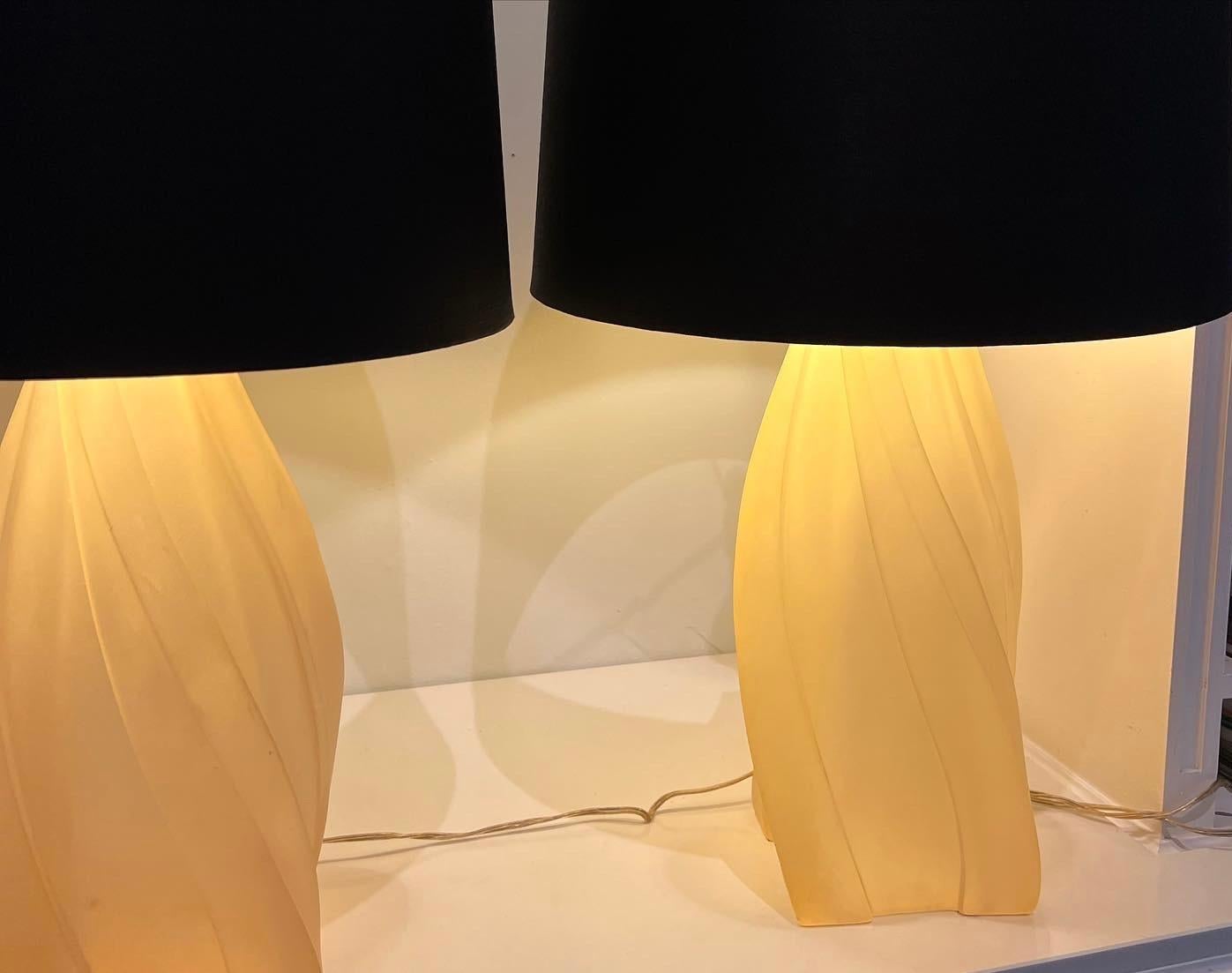 Ein phänomenales Paar von Lampen, signiert und entworfen von Paolo Gucci für Gucci. Das Paar besteht aus gegossenem Harz und sieht spektakulär aus, wenn es beleuchtet wird... die Seidenschirme haben eine Goldfolie im Inneren, die den Stücken eine