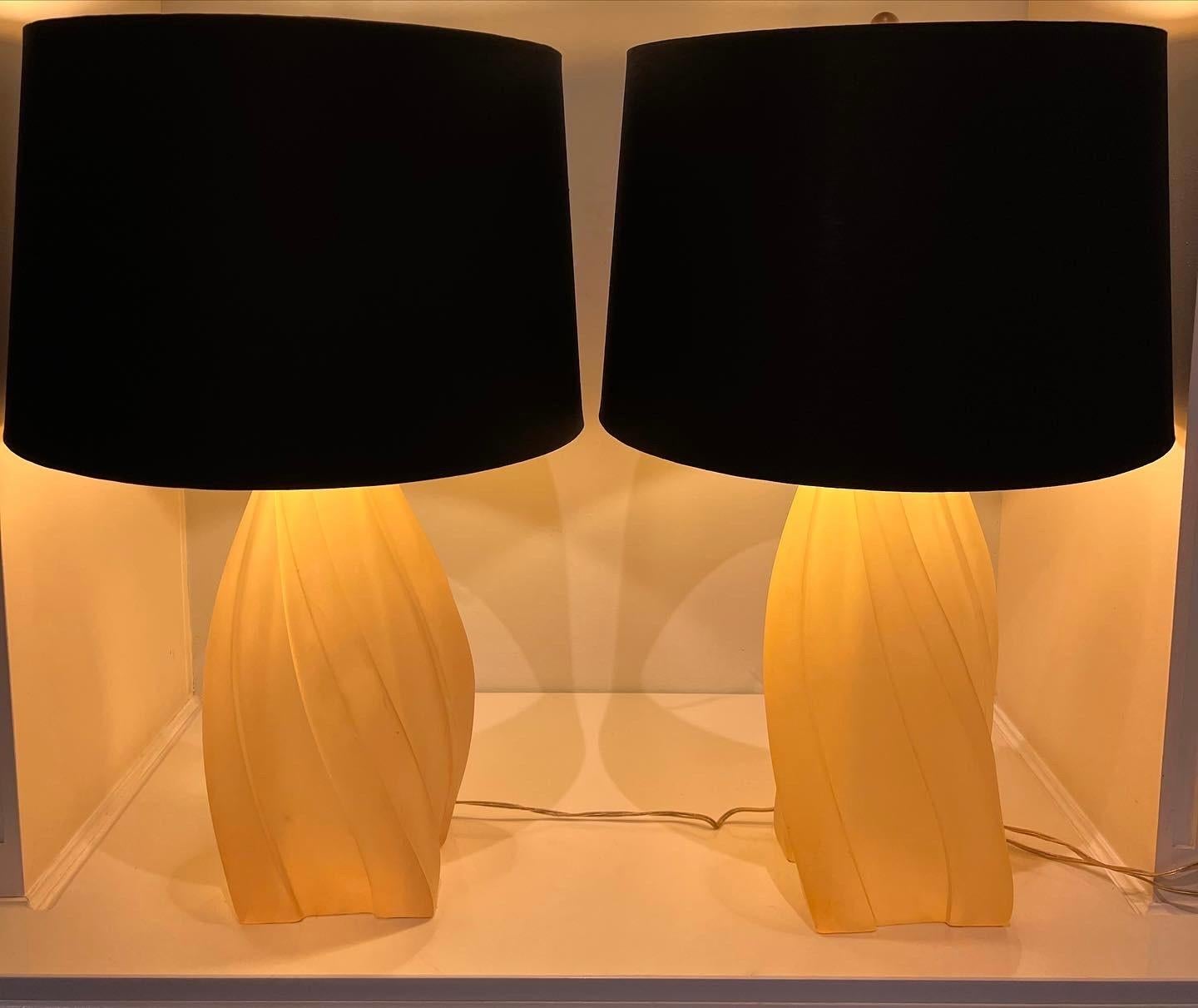 Paar Gucci-Lampen aus den 1970er Jahren mit Seidenschirmen, signiert von Paolo Gucci (Geformt)