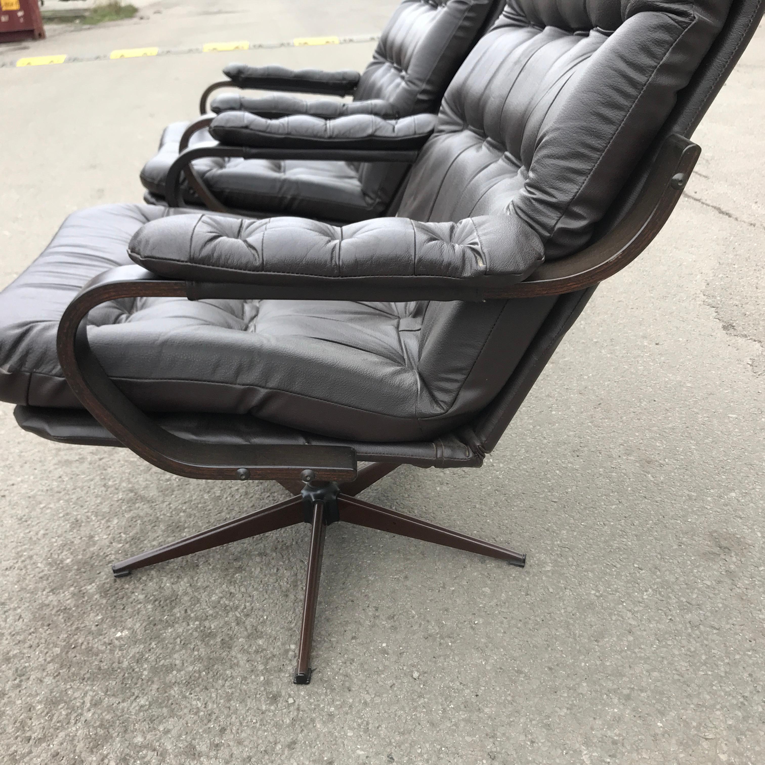 Mid-Century Modern Pair of 1970s Classic Lounge Chairs For Sale