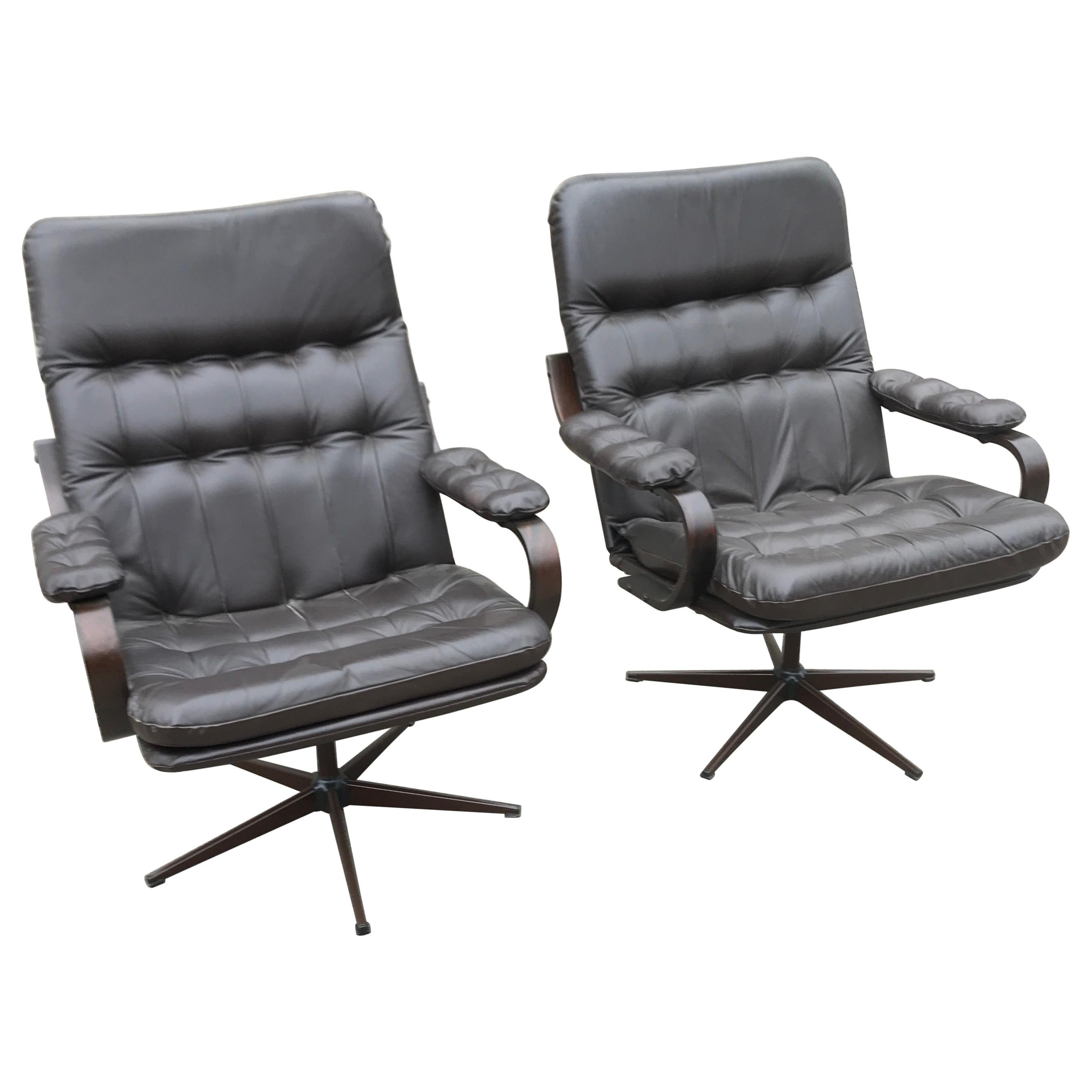 Pair of 1970s Classic Lounge Chairs For Sale