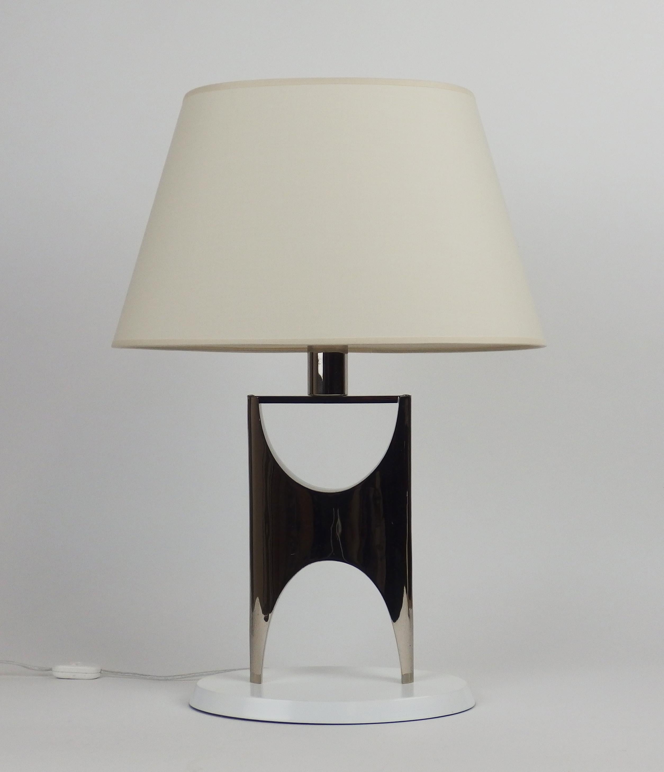 A pair of stylized H-shaped pair of table lamps in nickelled brass on a white enameled iron base.
Dimensions without the shades:
Length11.81in, depth 7.28in, height 15.74in.