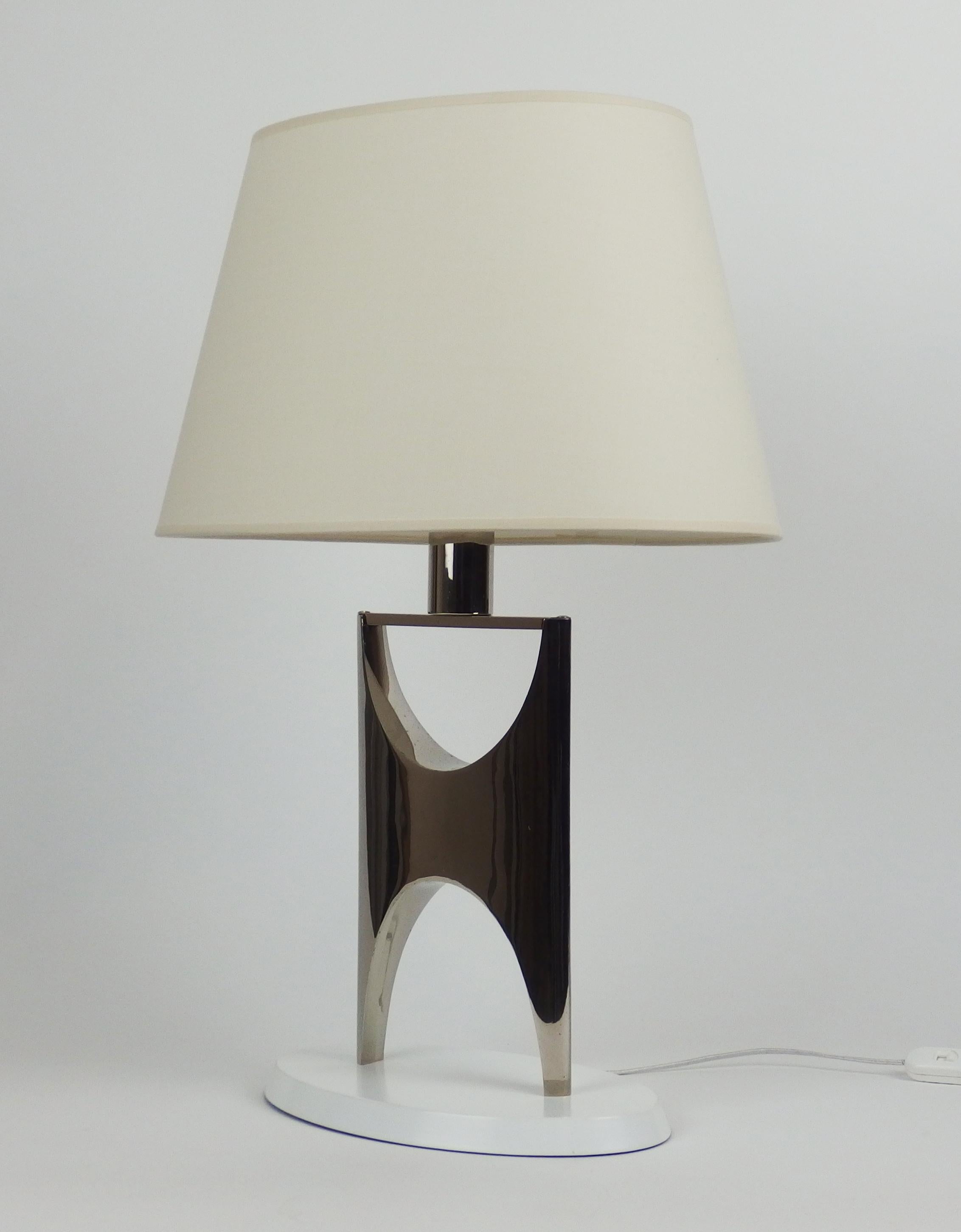 Mid-Century Modern Pair of 1970 Sculptural Metal Table Lamps For Sale