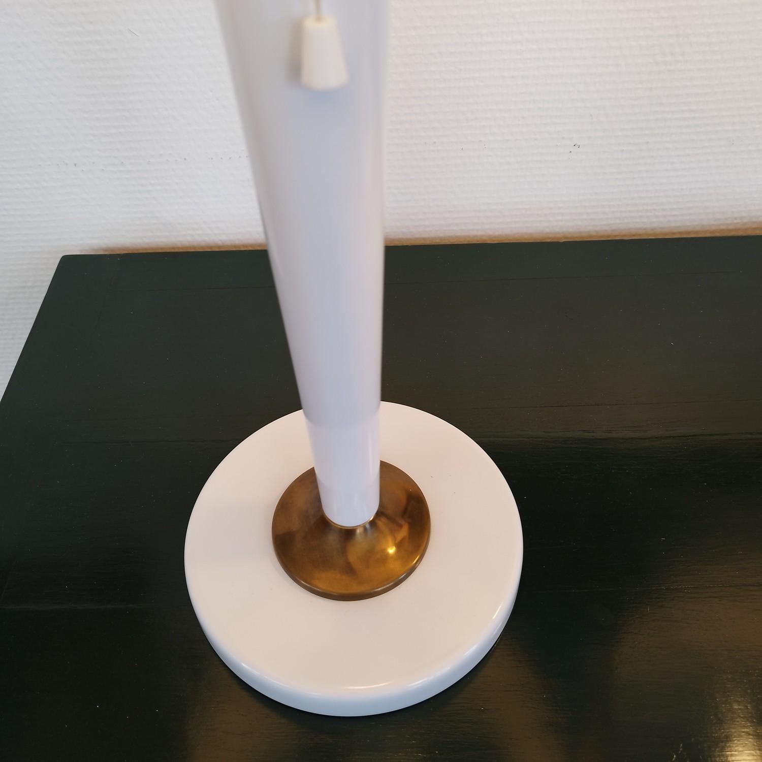 Lovely 1970s pair of white lacquered table lamp with brass accents. They've been recently lacquered with a good quality finish, the electricty has been verified, and their socket will work both in the US and in Europe. Their switch is a little piece
