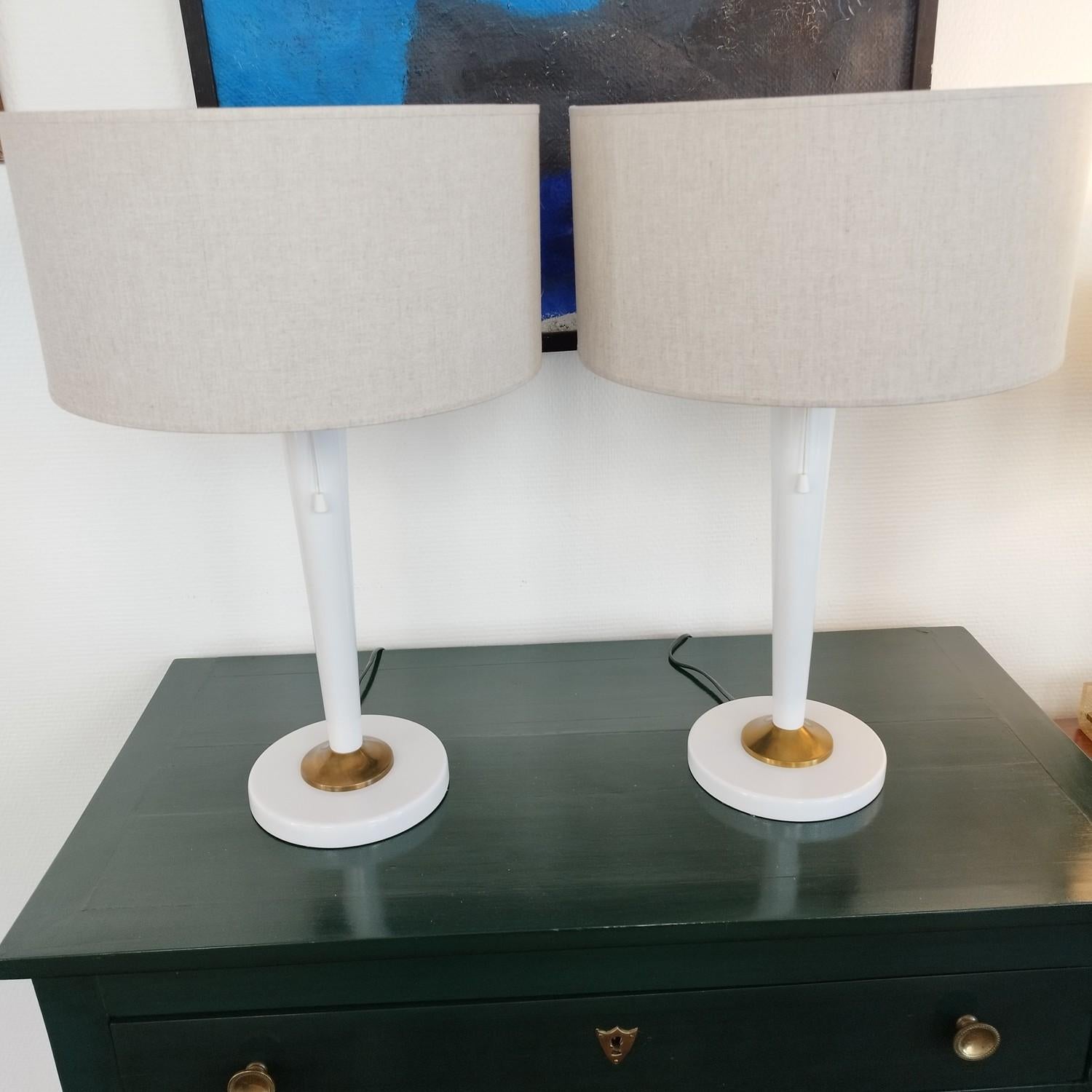 Mid-Century Modern Pair of 1970 White Lacquered and Brass Lamps For Sale