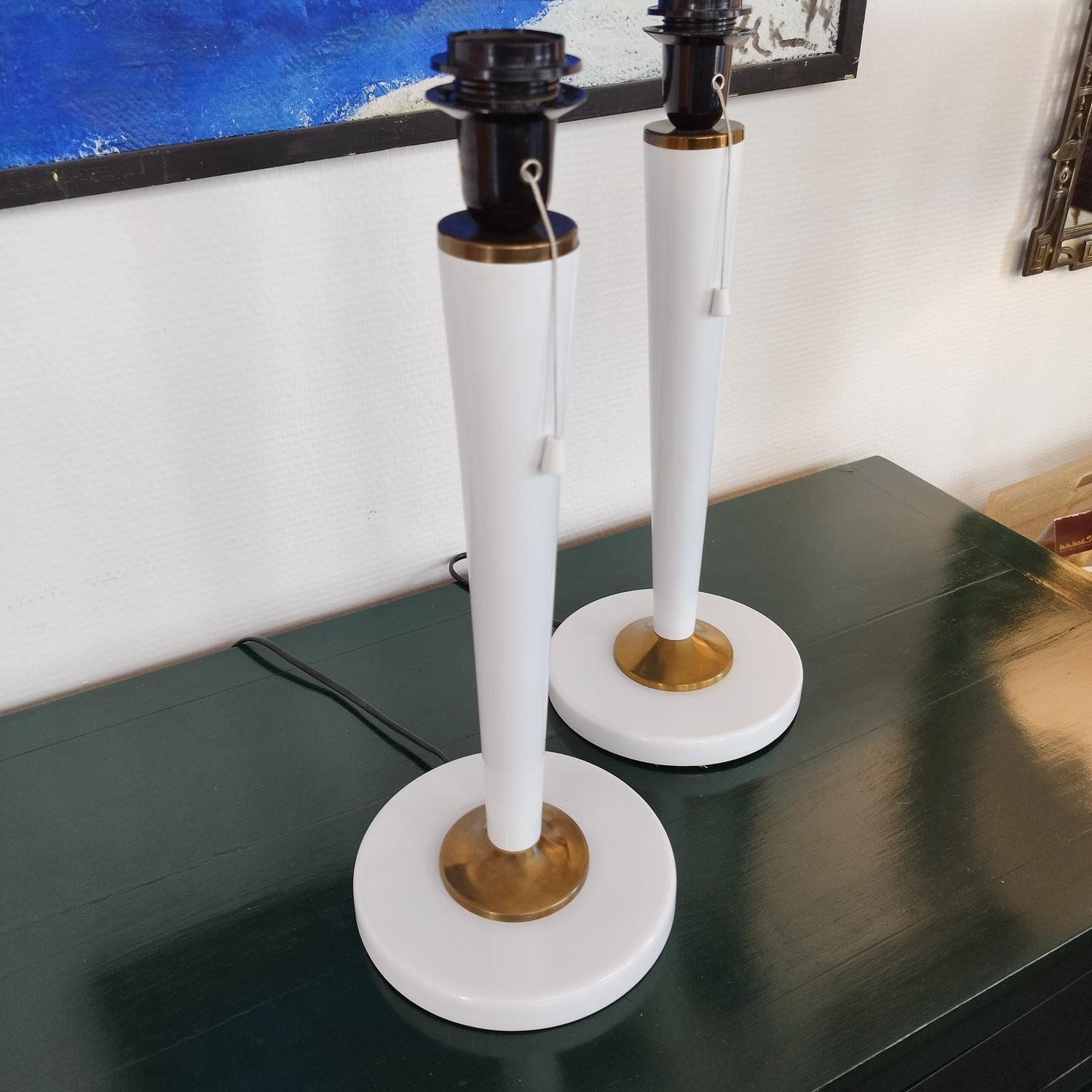 French Pair of 1970 White Lacquered and Brass Lamps For Sale